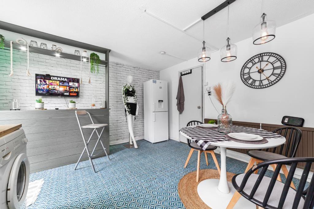 Feriehus 2bed Garden House W/hot Tub, Sauna & Cinema