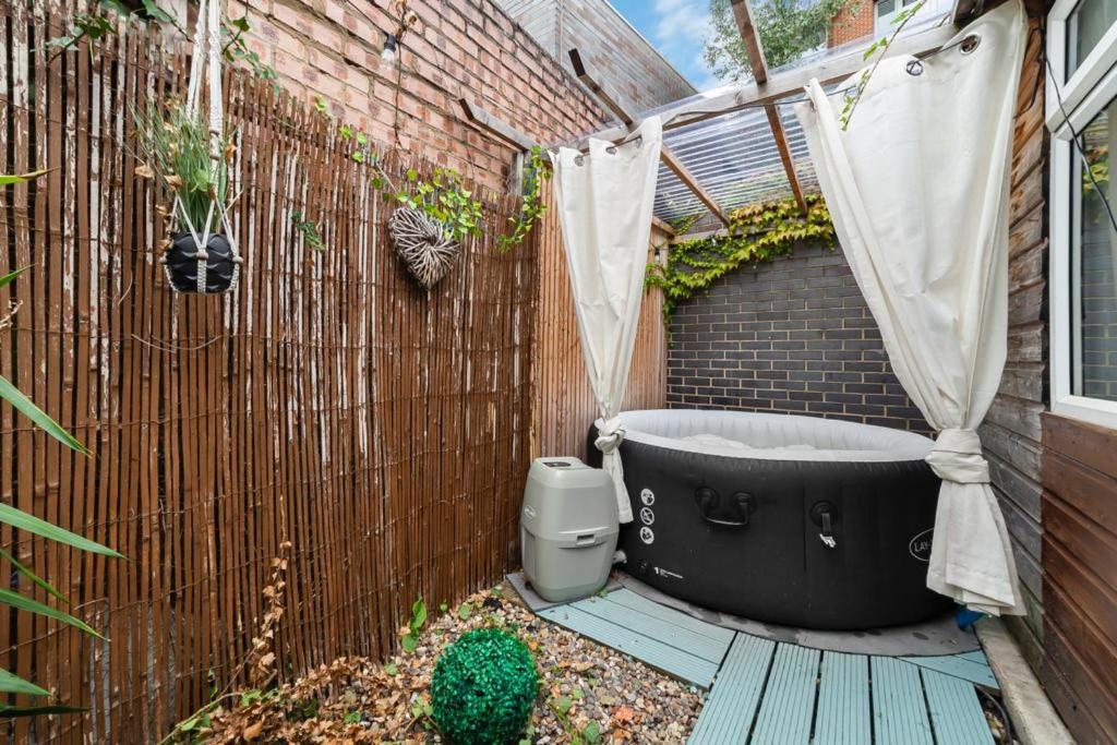 Feriehus 2bed Garden House W/hot Tub, Sauna & Cinema London