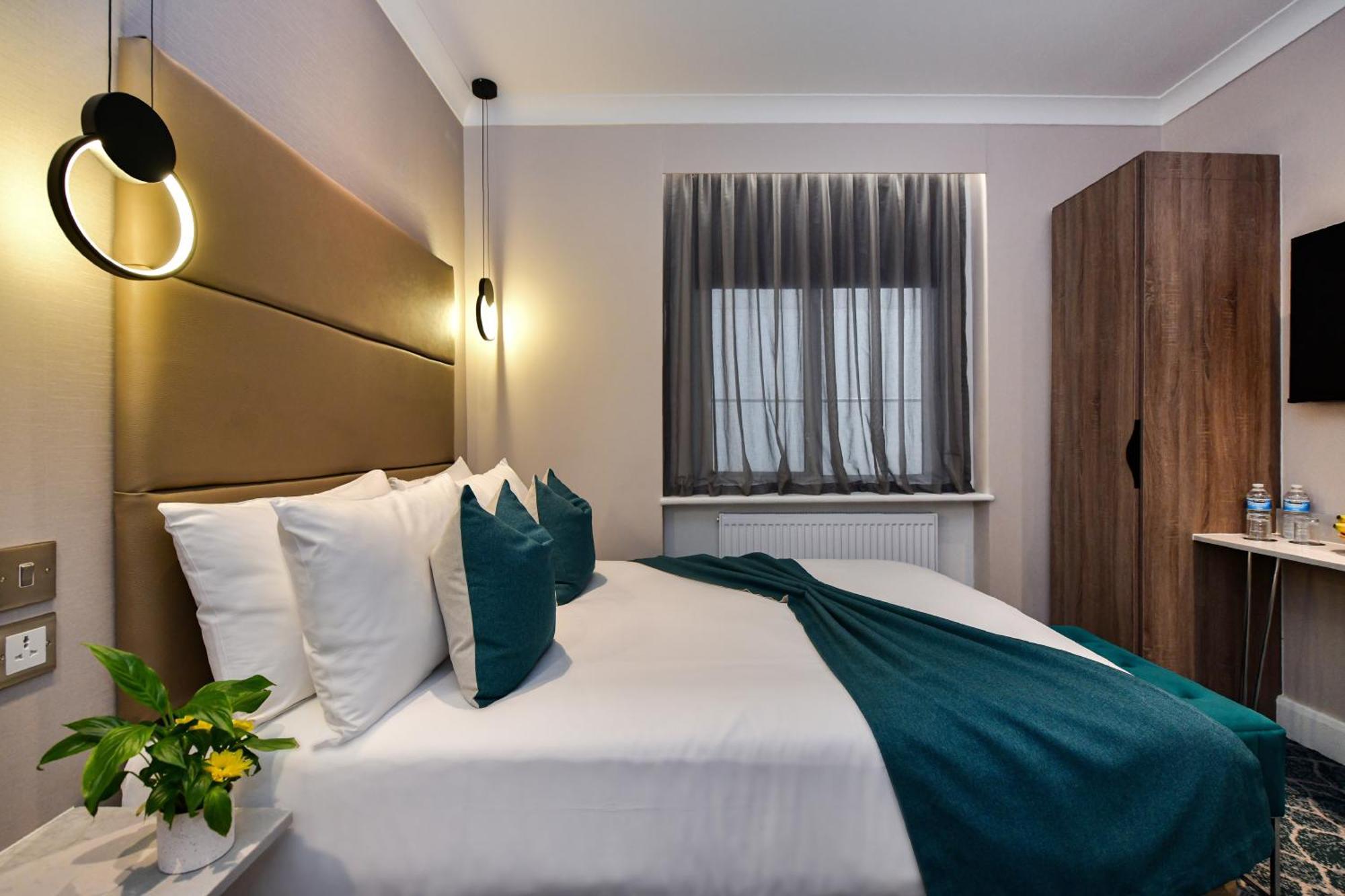 Queens Park Premier Hyde Park 4*