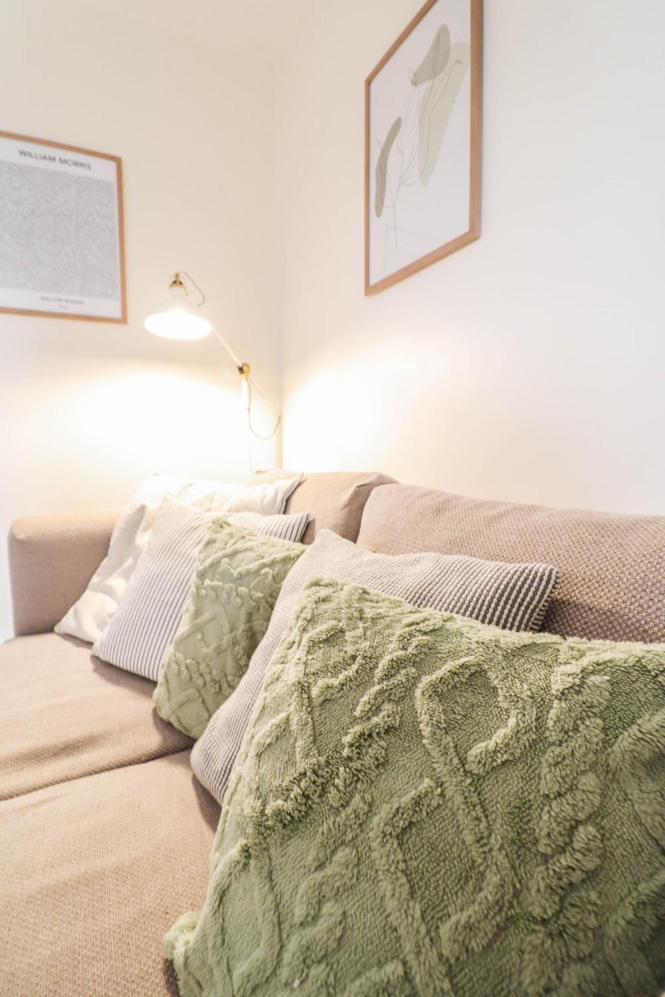 Beautiful 2-Bedroom Flat Just Steps From Oval Station Leilighet