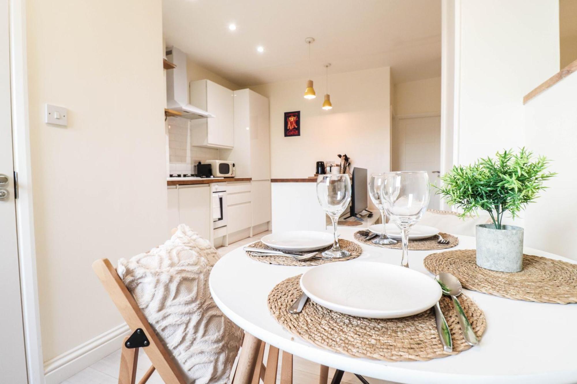 Beautiful 2-Bedroom Flat Just Steps From Oval Station Leilighet London