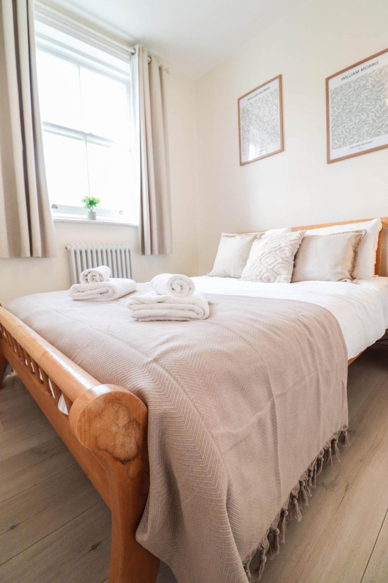 Beautiful 2-Bedroom Flat Just Steps From Oval Station Leilighet London