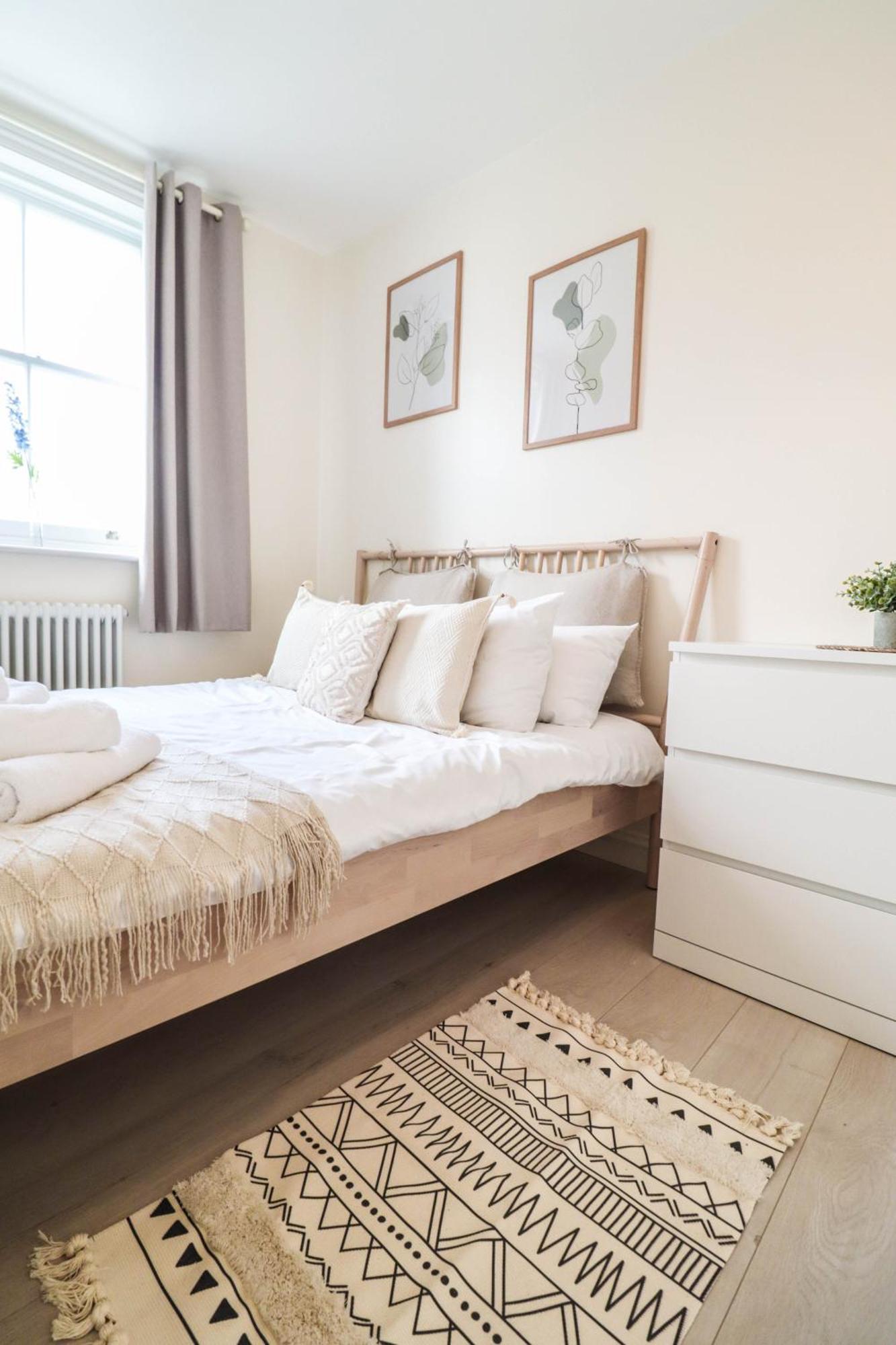 Beautiful 2-Bedroom Flat Just Steps From Oval Station *