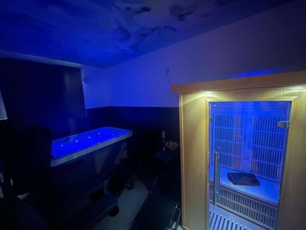Luxury With Private Jacuzzi Hot Tub & Sauna Apartment