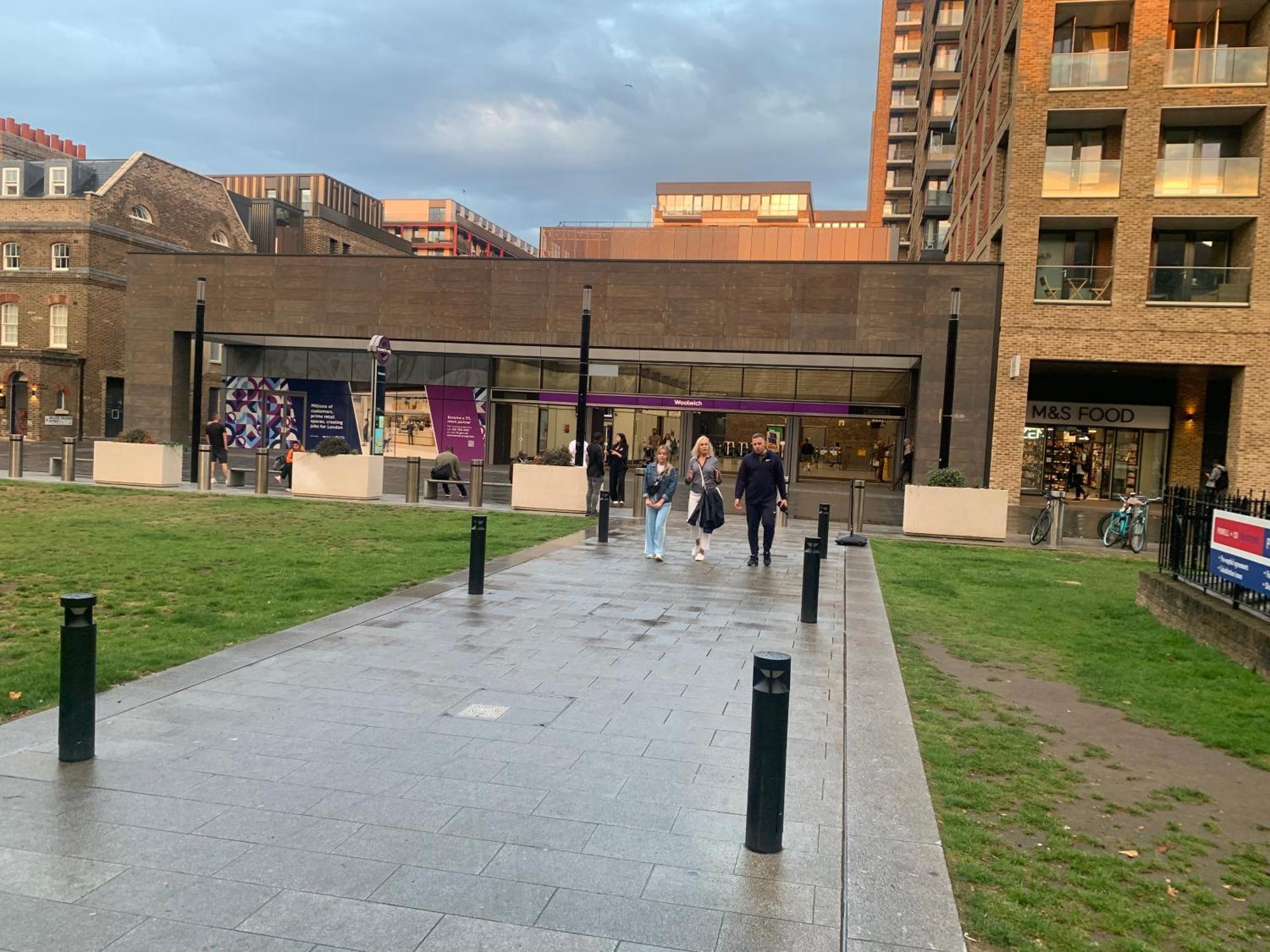 Luxury Riverside With Easy Access To London, O2, Excel Centre And Parking Apartment *
