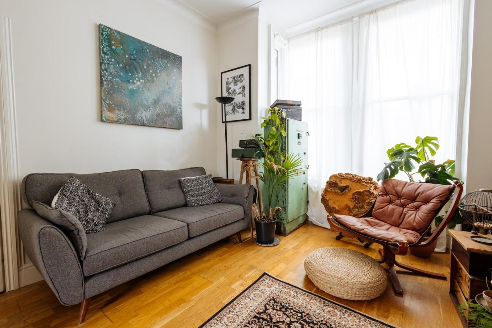 Unique Private W/ Easy Access To Appartement
