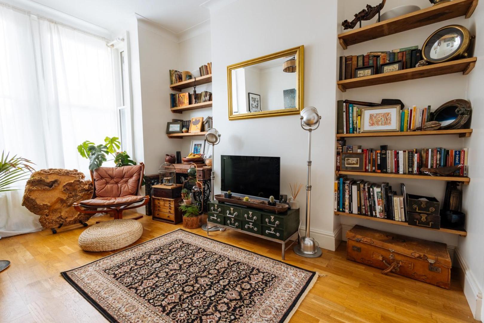 Unique Private W/ Easy Access To Appartement