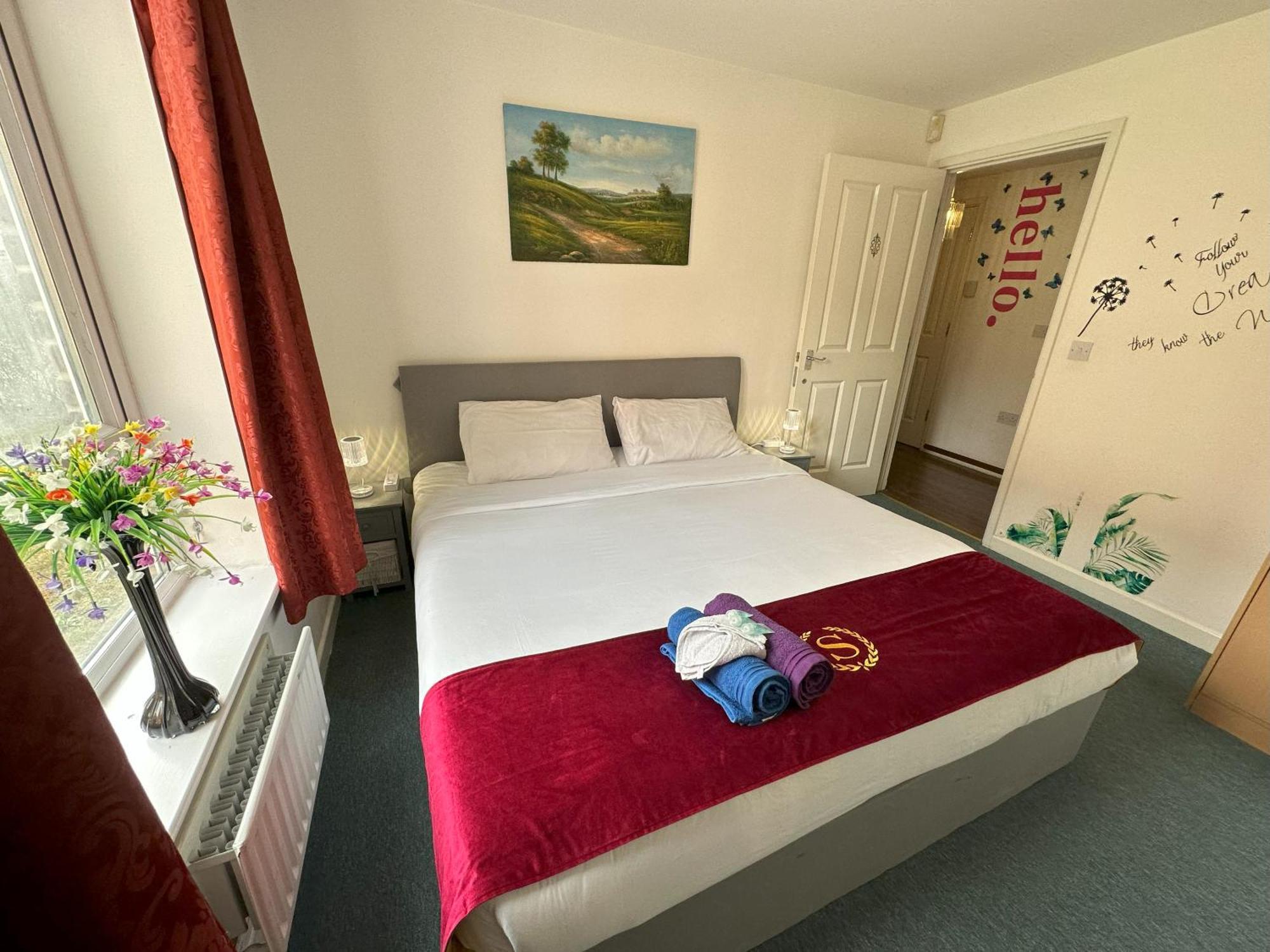 2 Bed 2 Bath - Free Parking - 3min Walk To The Train Station - 19min To Liverpool Street 5min To Victoria Line 1gb Broadband Super Fast Internet Ground Floor 100s Of Shops Restaurants Bakeries 24-hour Asda Superst * London