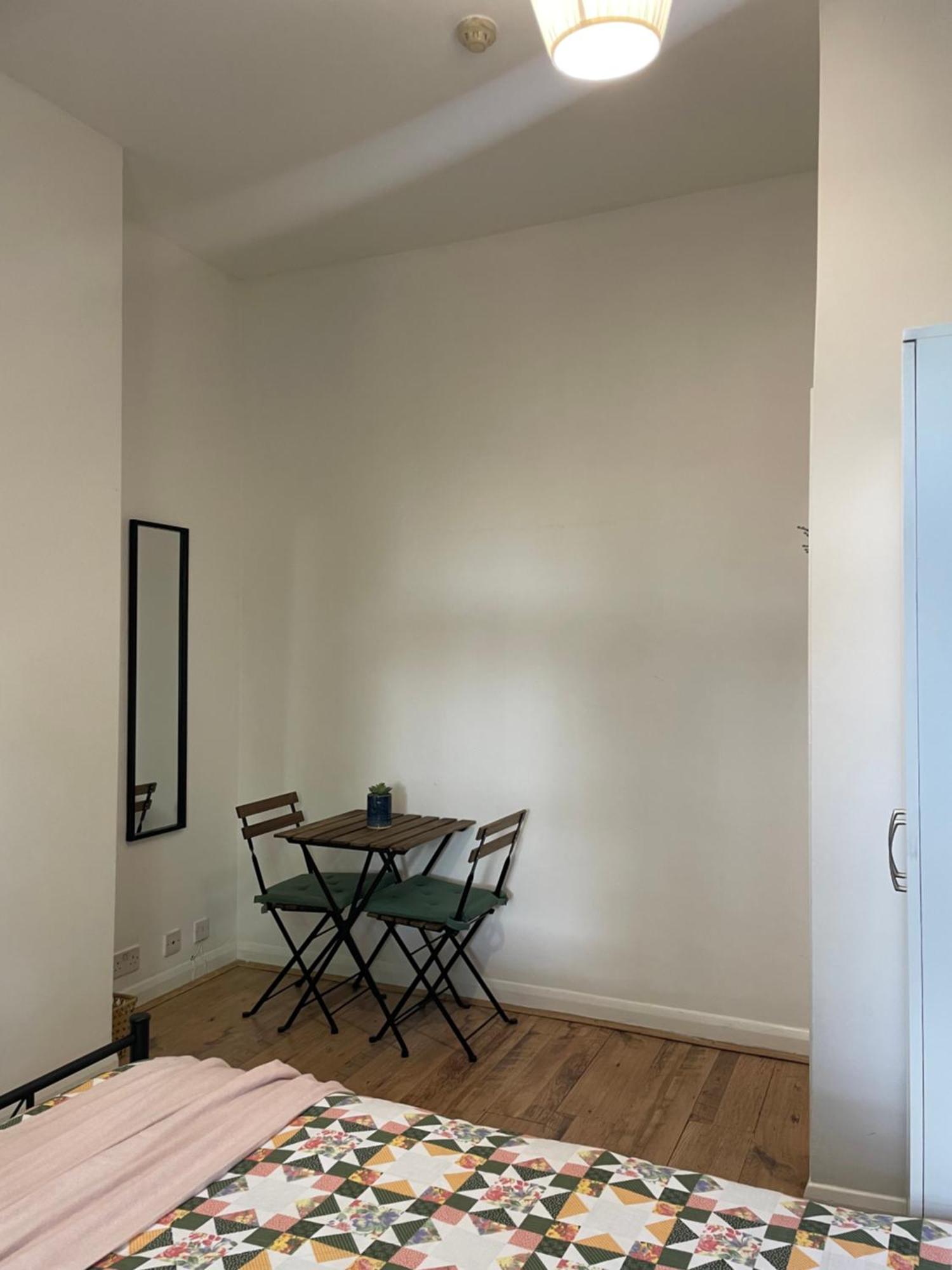 Contemporary Private Near Central Privat overnatting