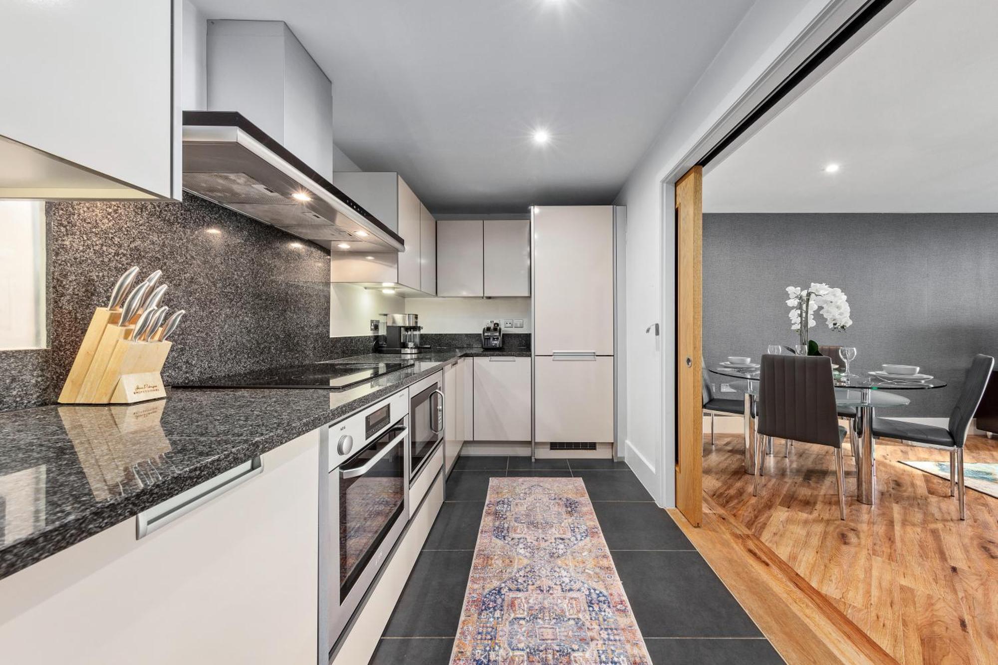 Vauxhall Large 2bedroom With Amazing River View Panoramic Balcony *