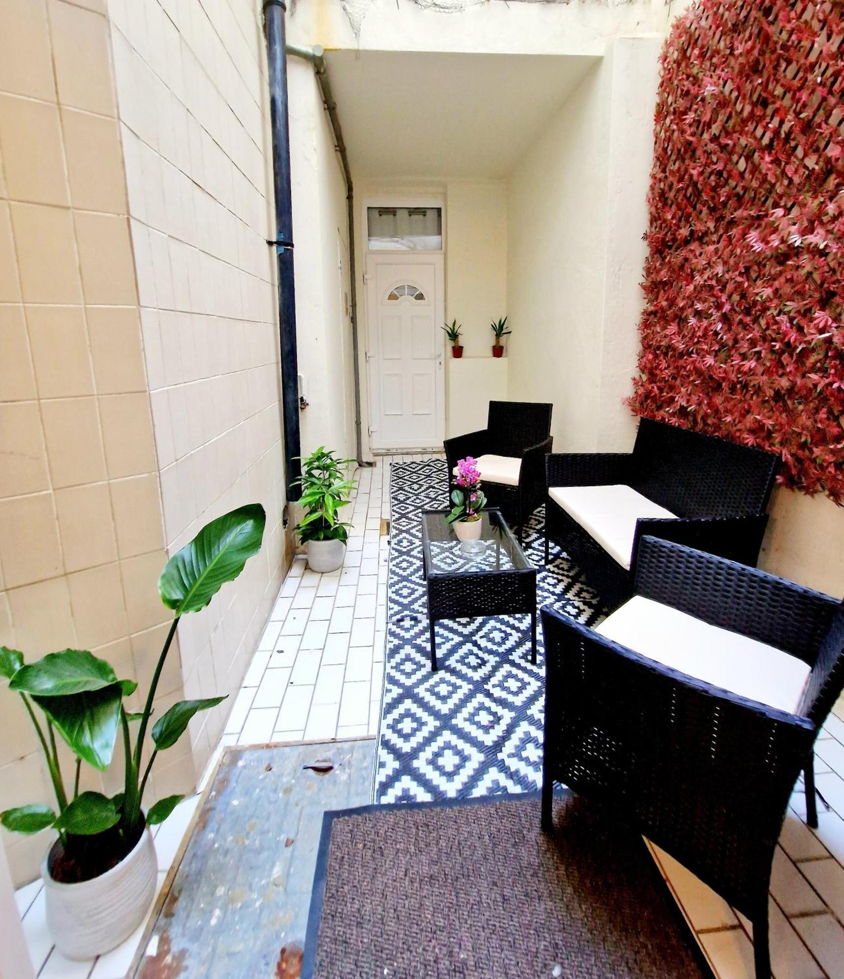 Modern Hyde Park With Private Entrance & Private Back Patio Near Bayswater & Paddington Stations Apartment *