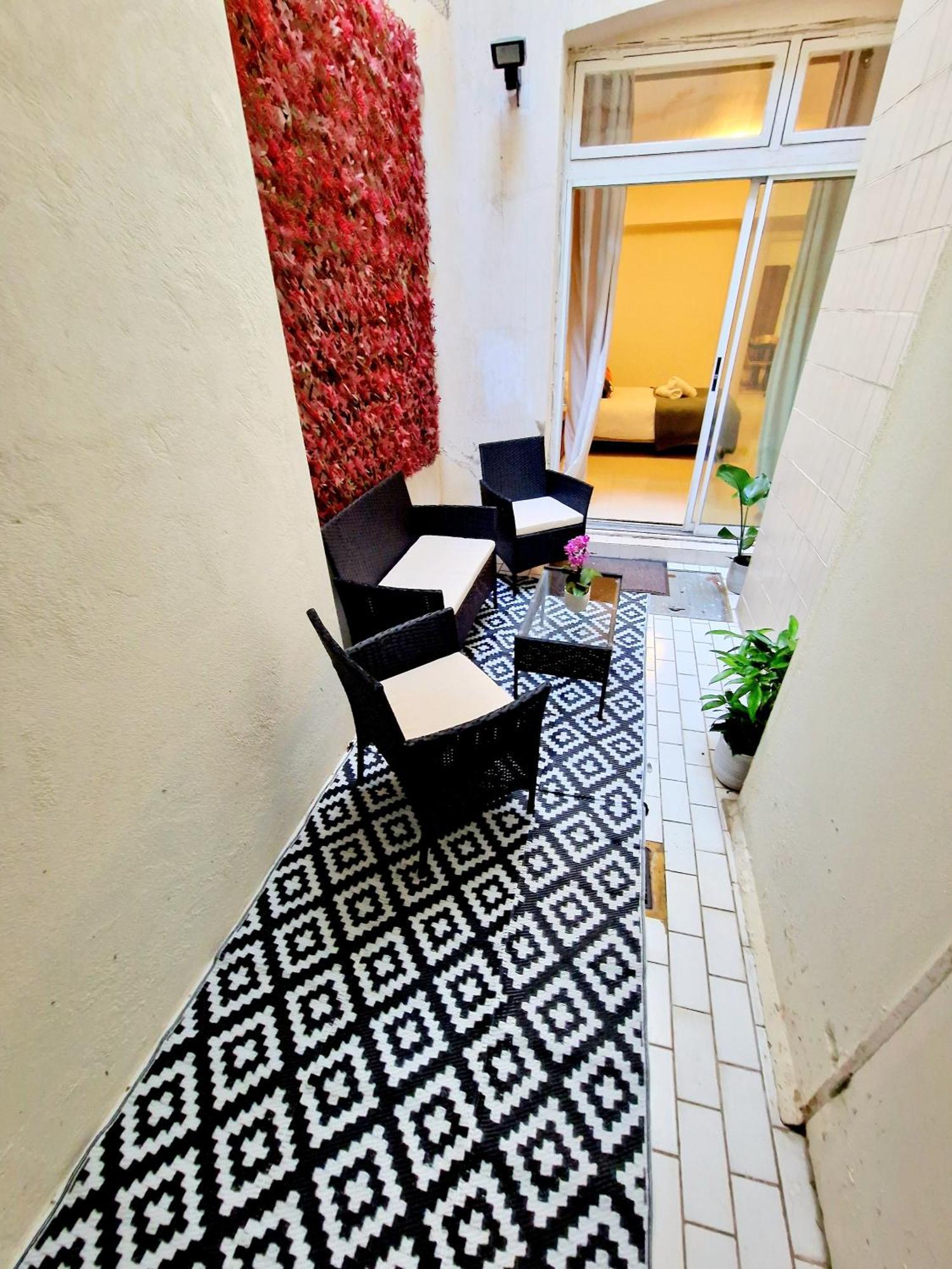 Modern Hyde Park With Private Entrance & Private Back Patio Near Bayswater & Paddington Stations Apartment