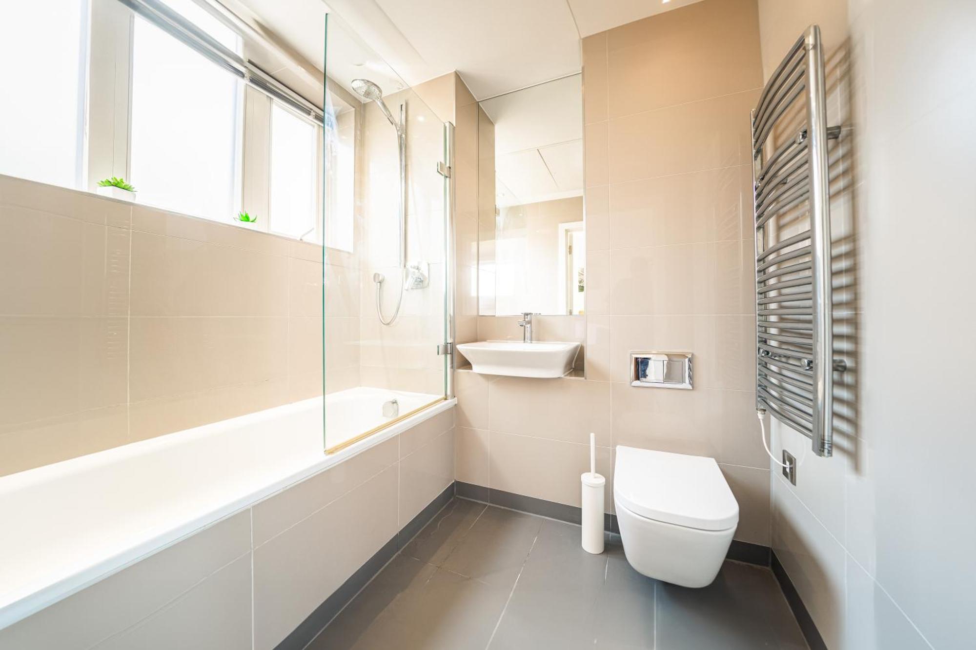 Luxury Greenwich 2bed 2bath - Sleep 6 Guest- 1 Min From Station - Close To Greenwich Maritime- Playstation Provided Apartment *