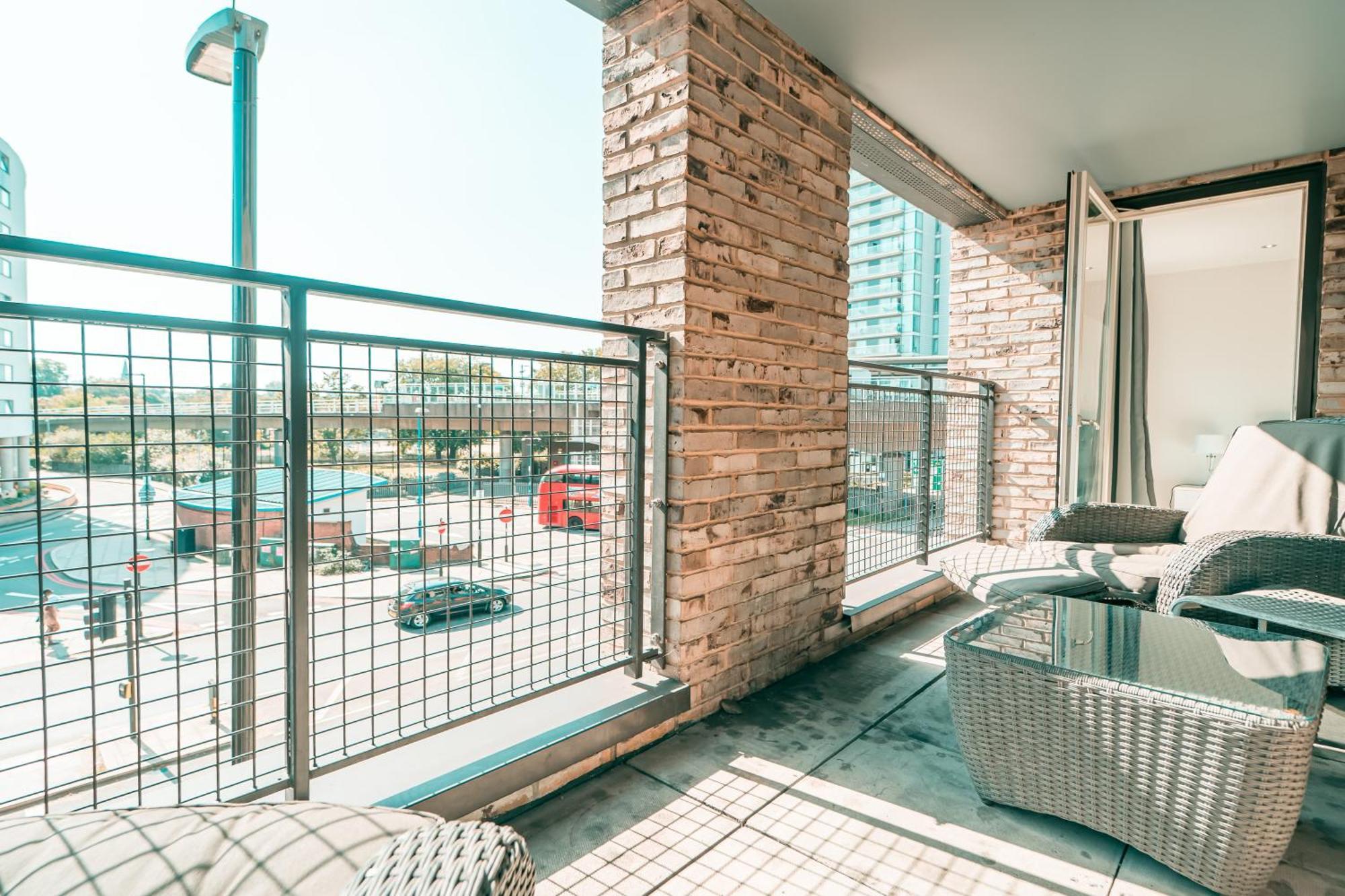 Luxury Greenwich 2bed 2bath - Sleep 6 Guest- 1 Min From Station - Close To Greenwich Maritime- Playstation Provided Apartment