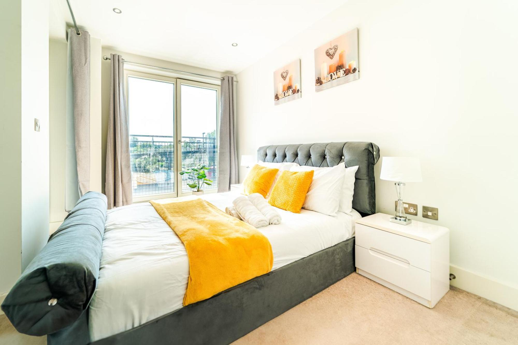 Apartment Luxury Greenwich 2bed 2bath - Sleep 6 Guest- 1 Min From Station - Close To Greenwich Maritime- Playstation Provided