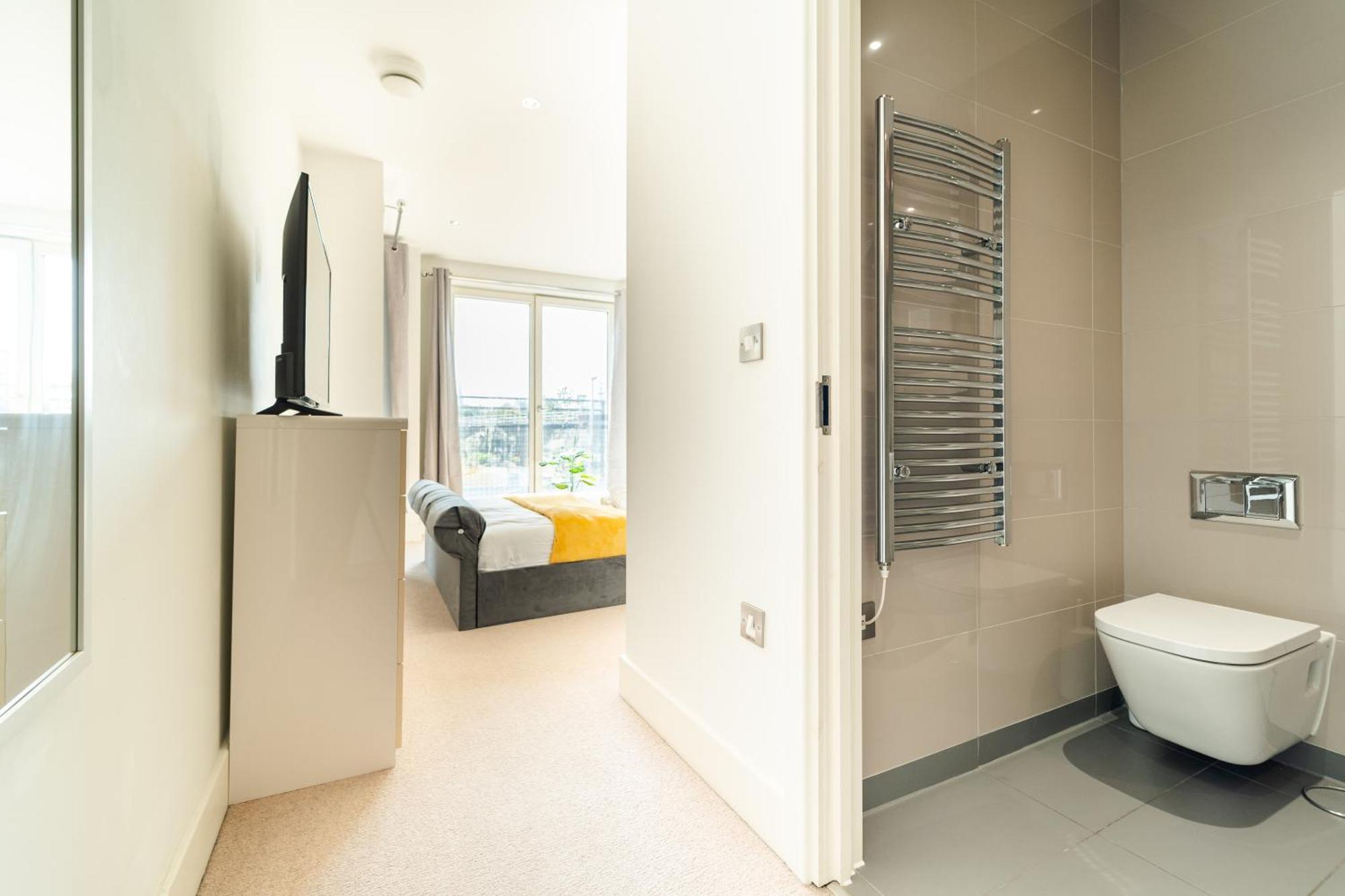 Luxury Greenwich 2bed 2bath - Sleep 6 Guest- 1 Min From Station - Close To Greenwich Maritime- Playstation Provided Apartment
