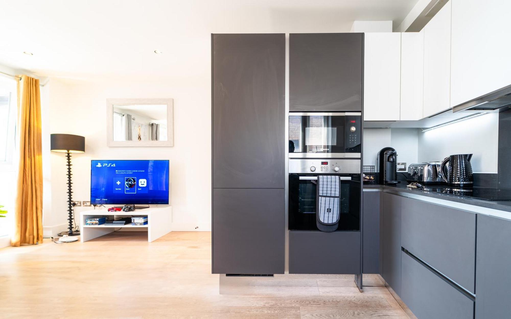 Apartment Luxury Greenwich 2bed 2bath - Sleep 6 Guest- 1 Min From Station - Close To Greenwich Maritime- Playstation Provided *