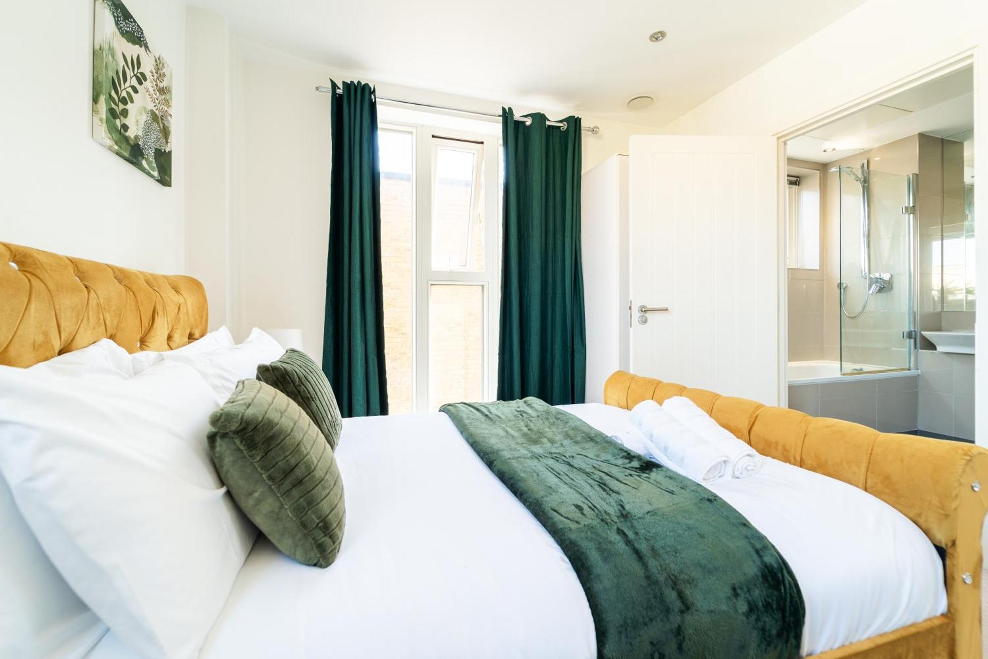 Luxury Greenwich 2bed 2bath - Sleep 6 Guest- 1 Min From Station - Close To Greenwich Maritime- Playstation Provided Apartment