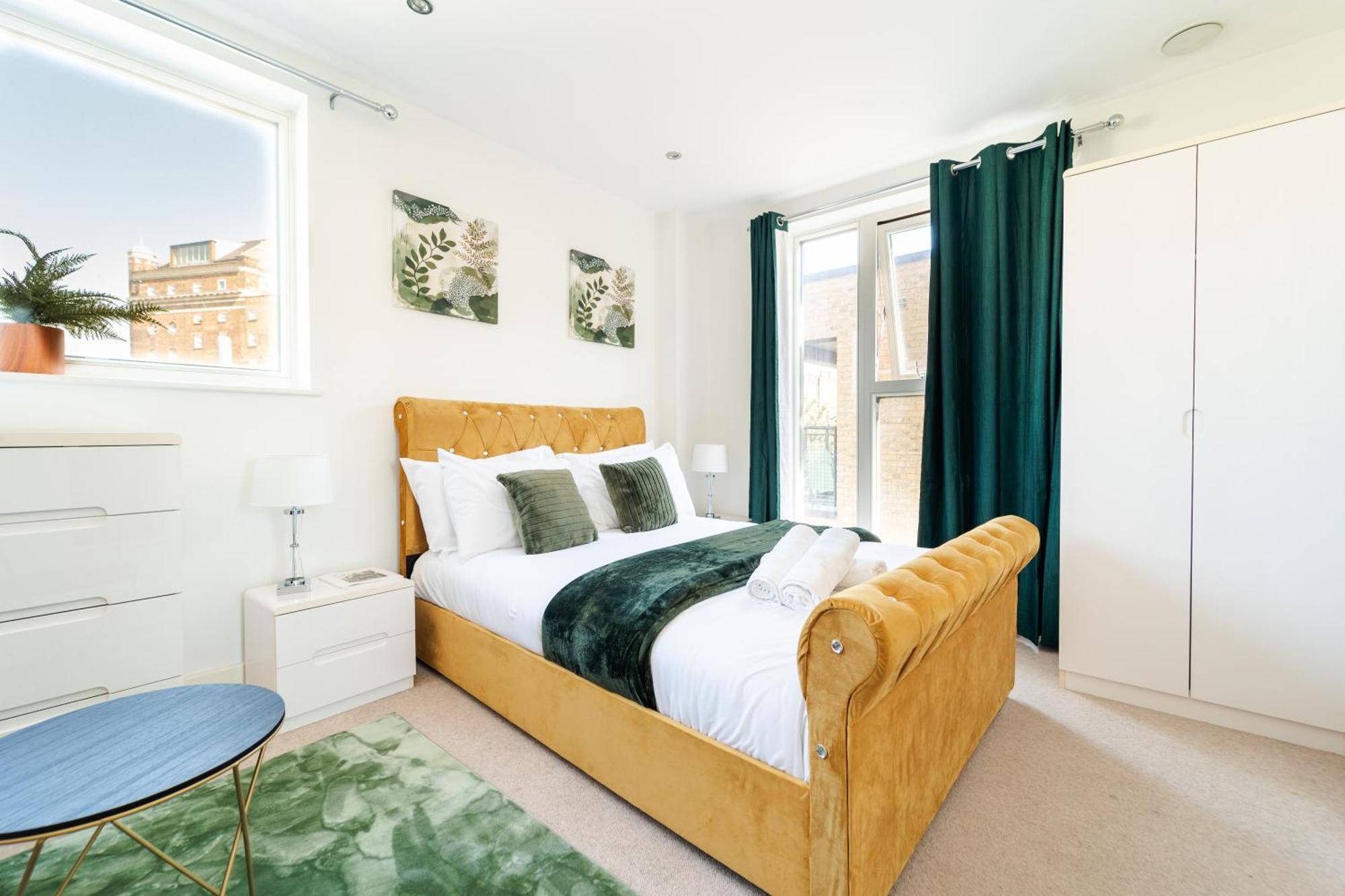 Luxury Greenwich 2bed 2bath - Sleep 6 Guest- 1 Min From Station - Close To Greenwich Maritime- Playstation Provided Apartment *