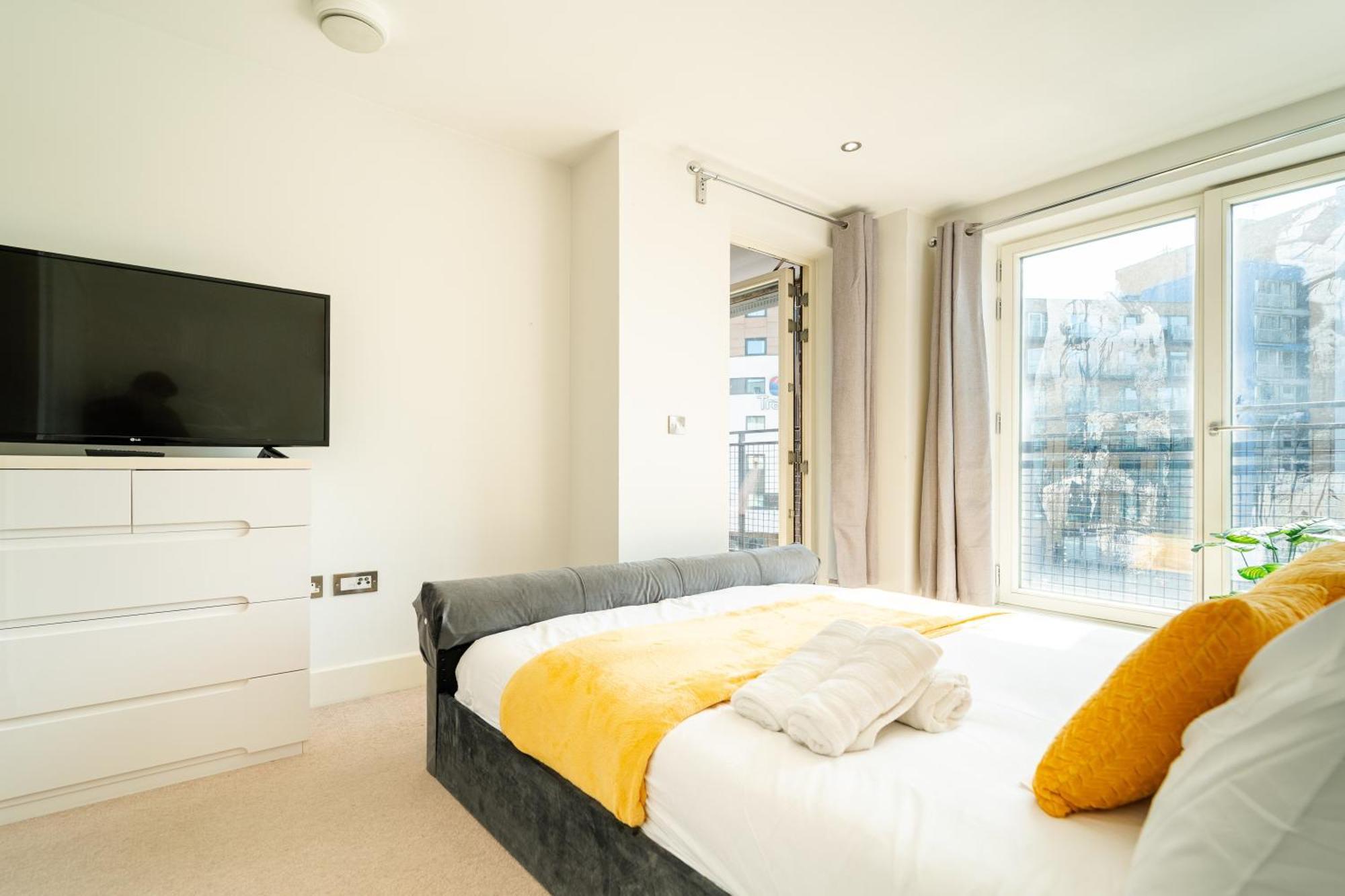 Luxury Greenwich 2bed 2bath - Sleep 6 Guest- 1 Min From Station - Close To Greenwich Maritime- Playstation Provided Apartment
