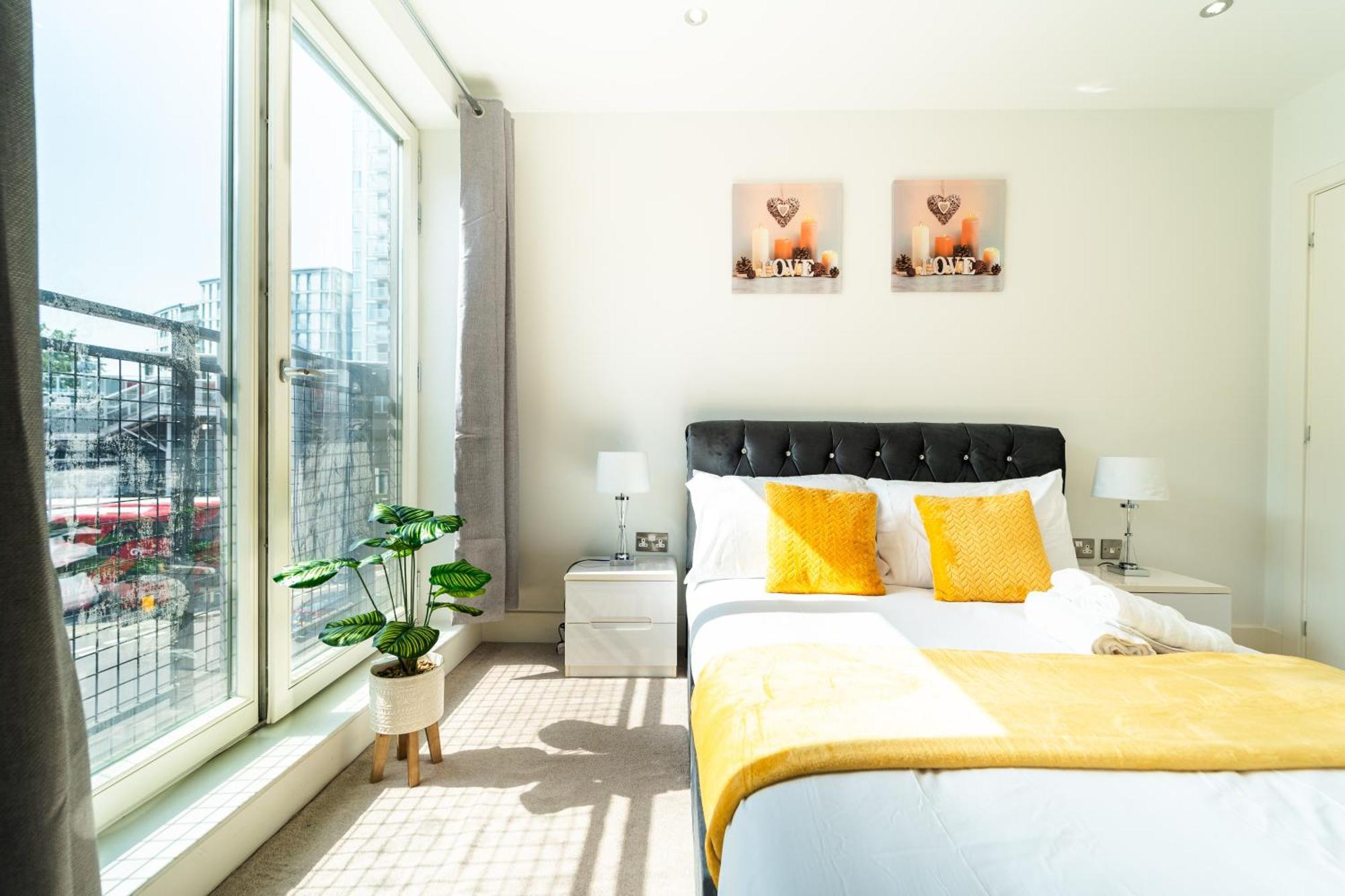 Luxury Greenwich 2bed 2bath - Sleep 6 Guest- 1 Min From Station - Close To Greenwich Maritime- Playstation Provided Apartment