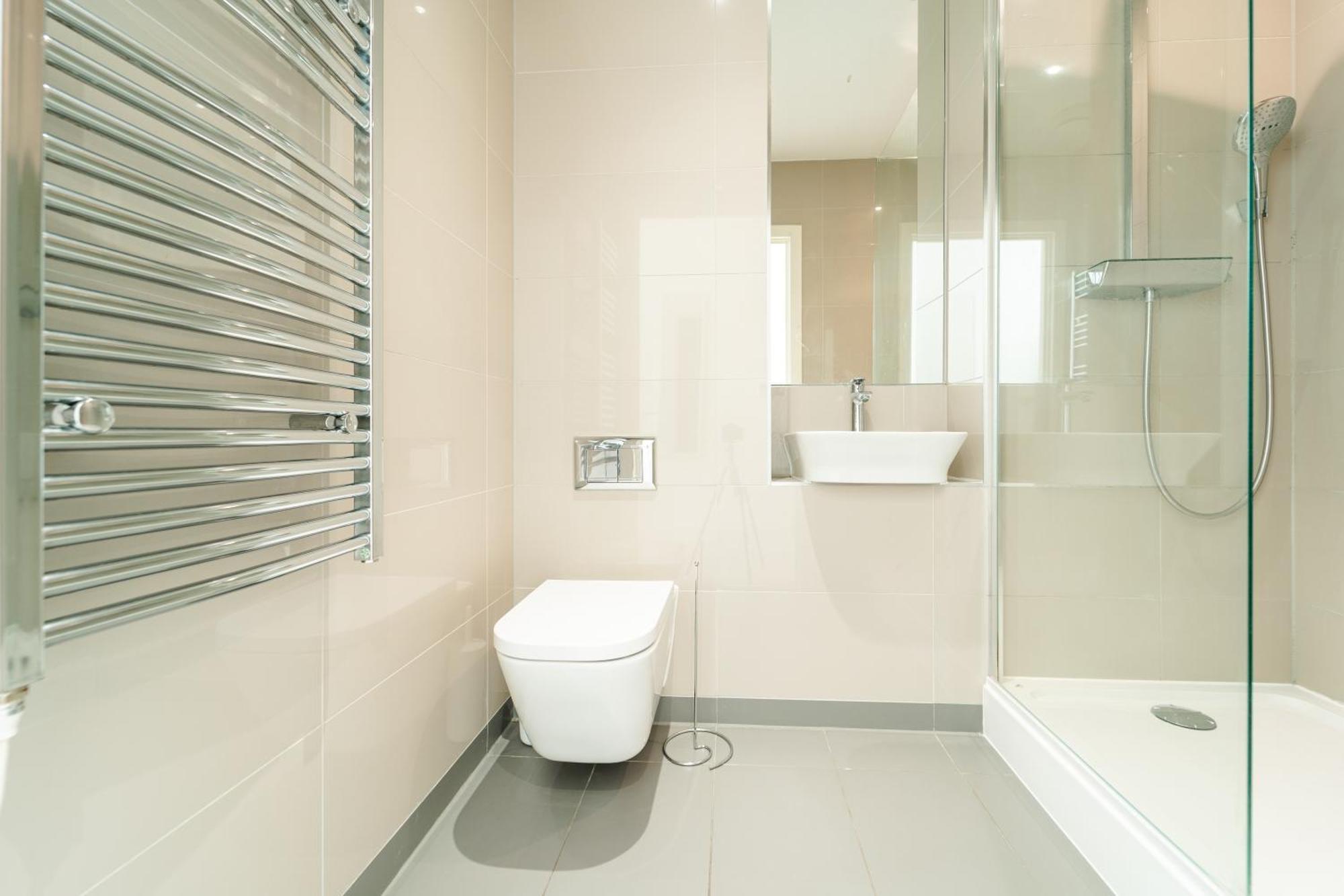 Luxury Greenwich 2bed 2bath - Sleep 6 Guest- 1 Min From Station - Close To Greenwich Maritime- Playstation Provided Apartment *
