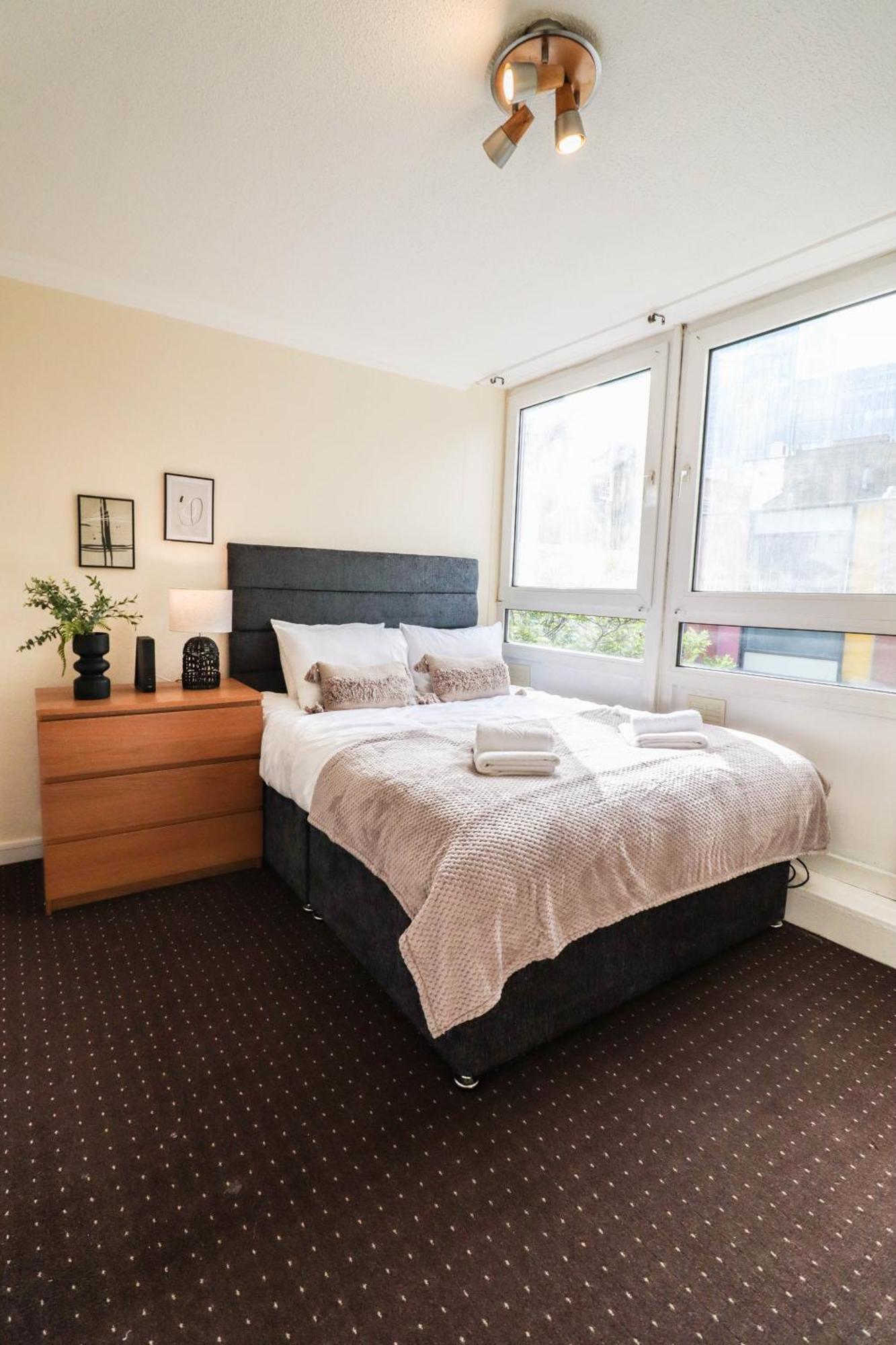 Apartment Cosy Property Right By Warren Street Station! Free Wifi! *