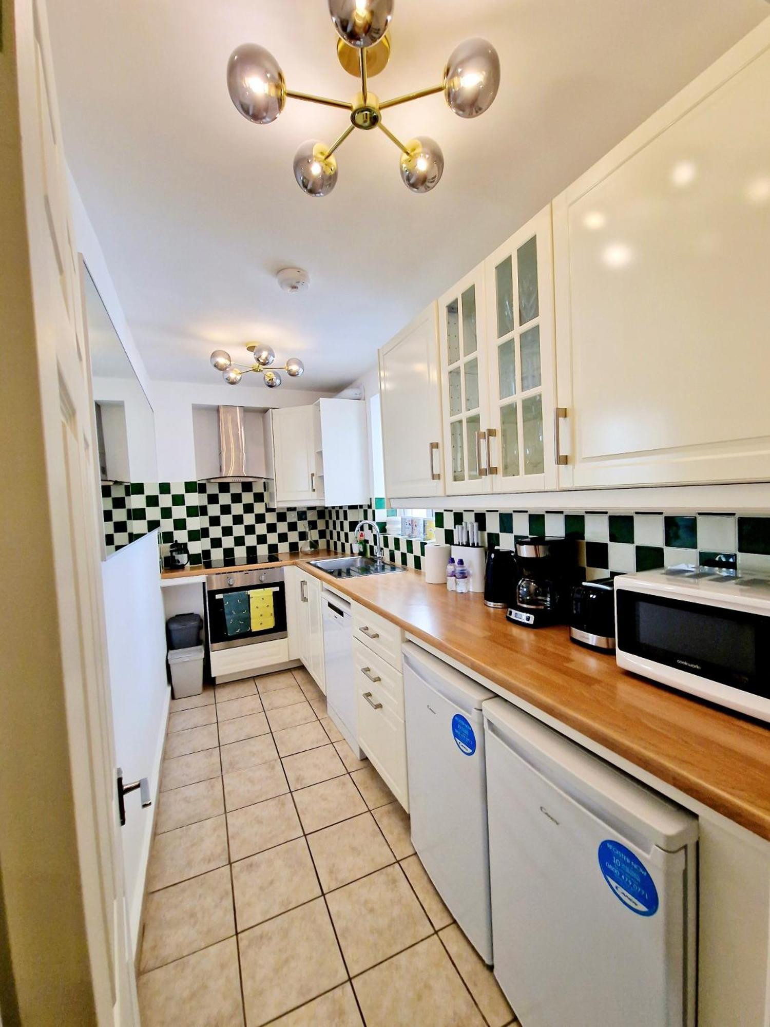 Stunning Hyde Park Home, Ground Floor Maisonette, Duplex, Near Tube Metro Stations Appartement Londen