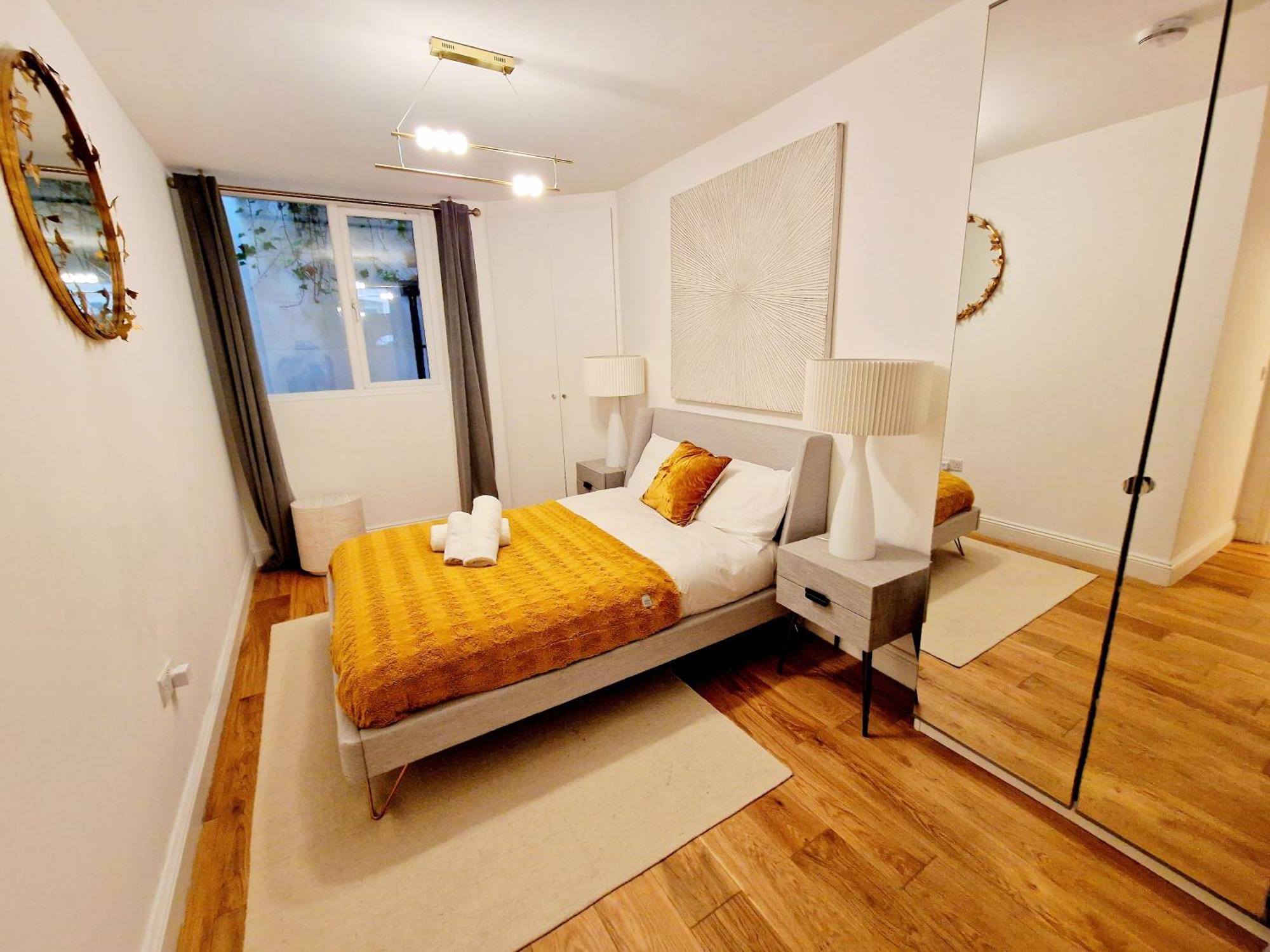 Stunning Hyde Park Home, Ground Floor Maisonette, Duplex, Near Tube Metro Stations Londen