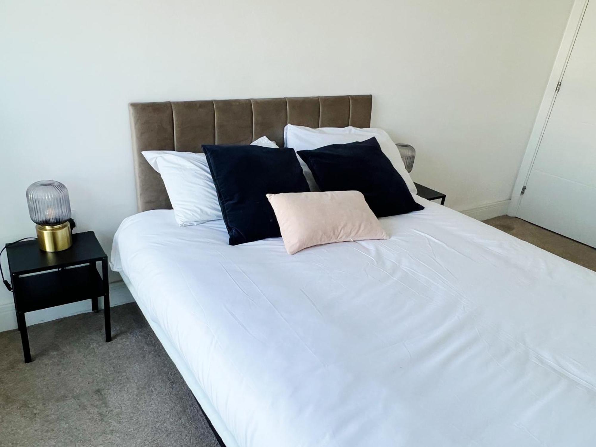 Stunning Riverside View Apartment, Near Canary Wharf & O2