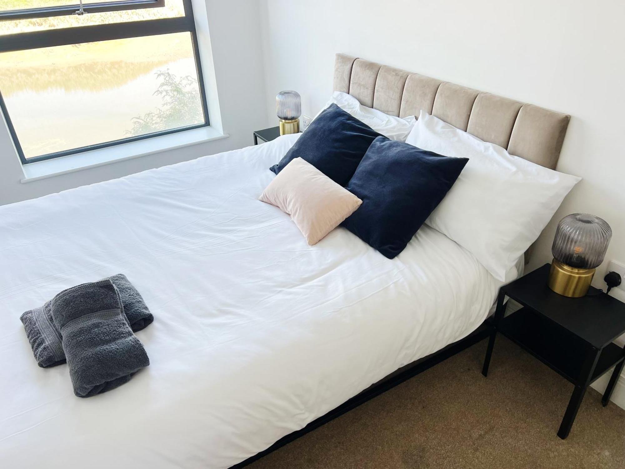 Apartment Stunning Riverside View Apartment, Near Canary Wharf & O2
