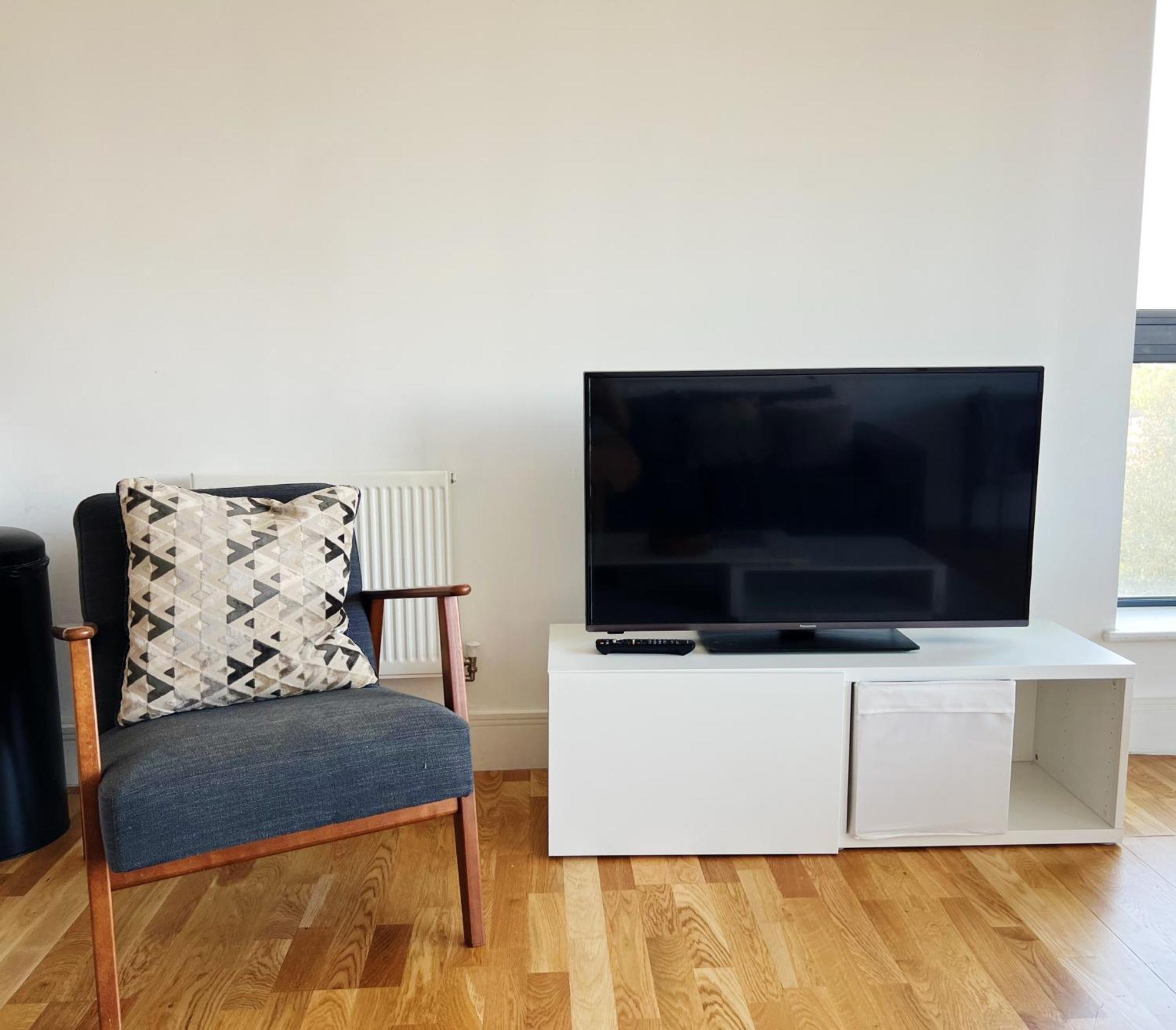 Stunning Riverside View Apartment, Near Canary Wharf & O2
