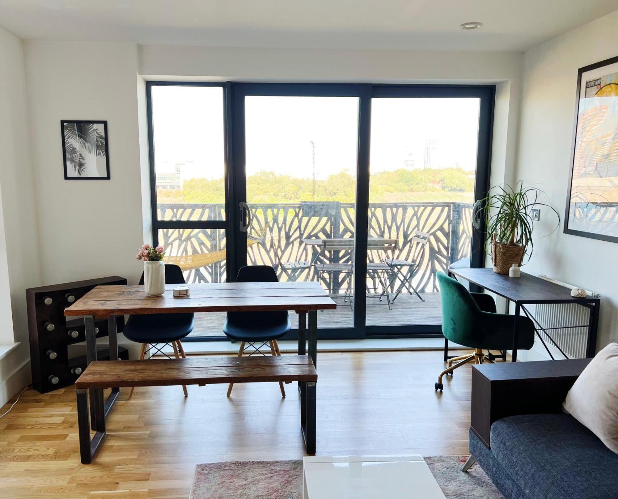Stunning Riverside View Apartment, Near Canary Wharf & O2 * London