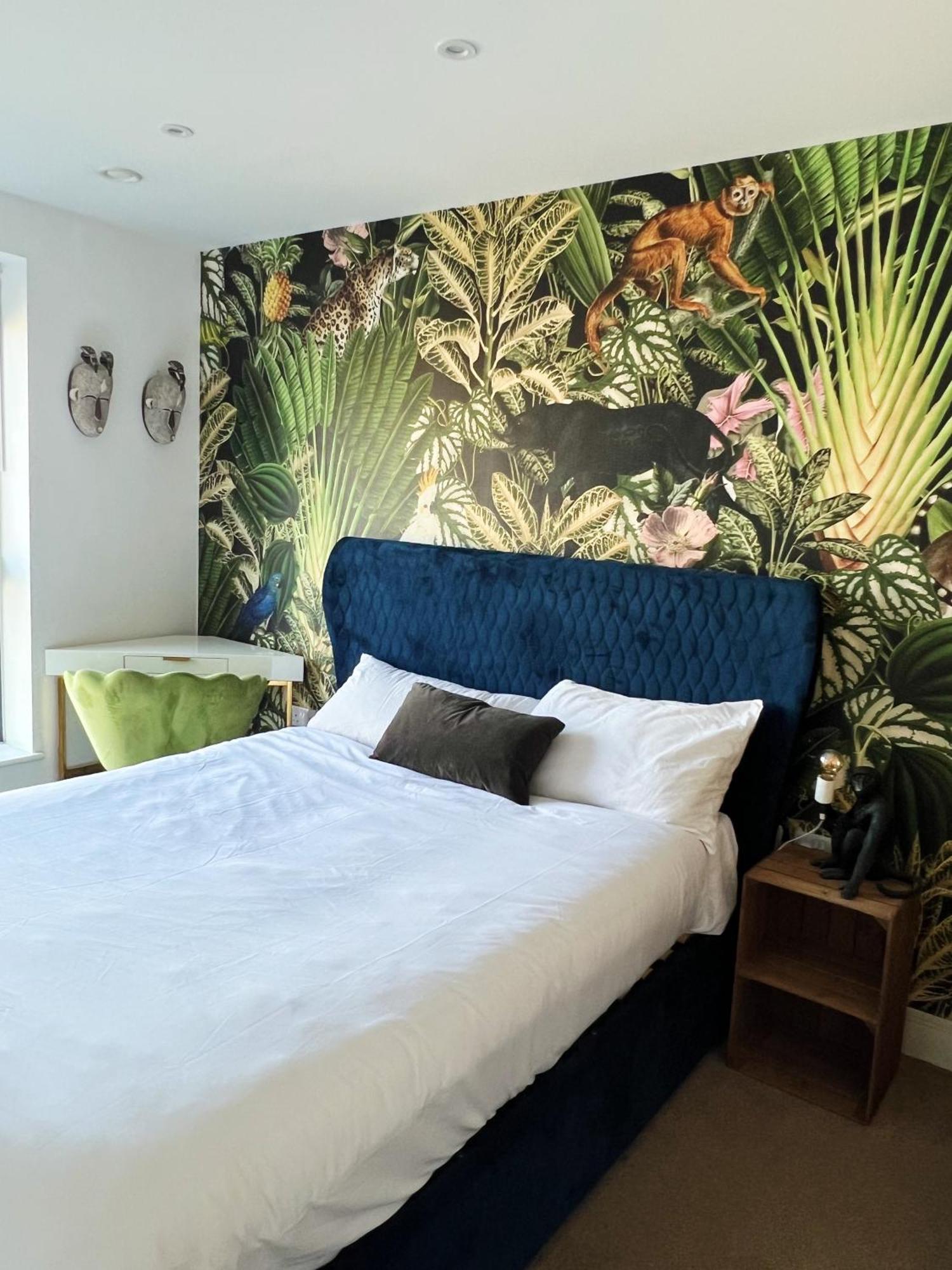 Stunning Riverside View Apartment, Near Canary Wharf & O2 London
