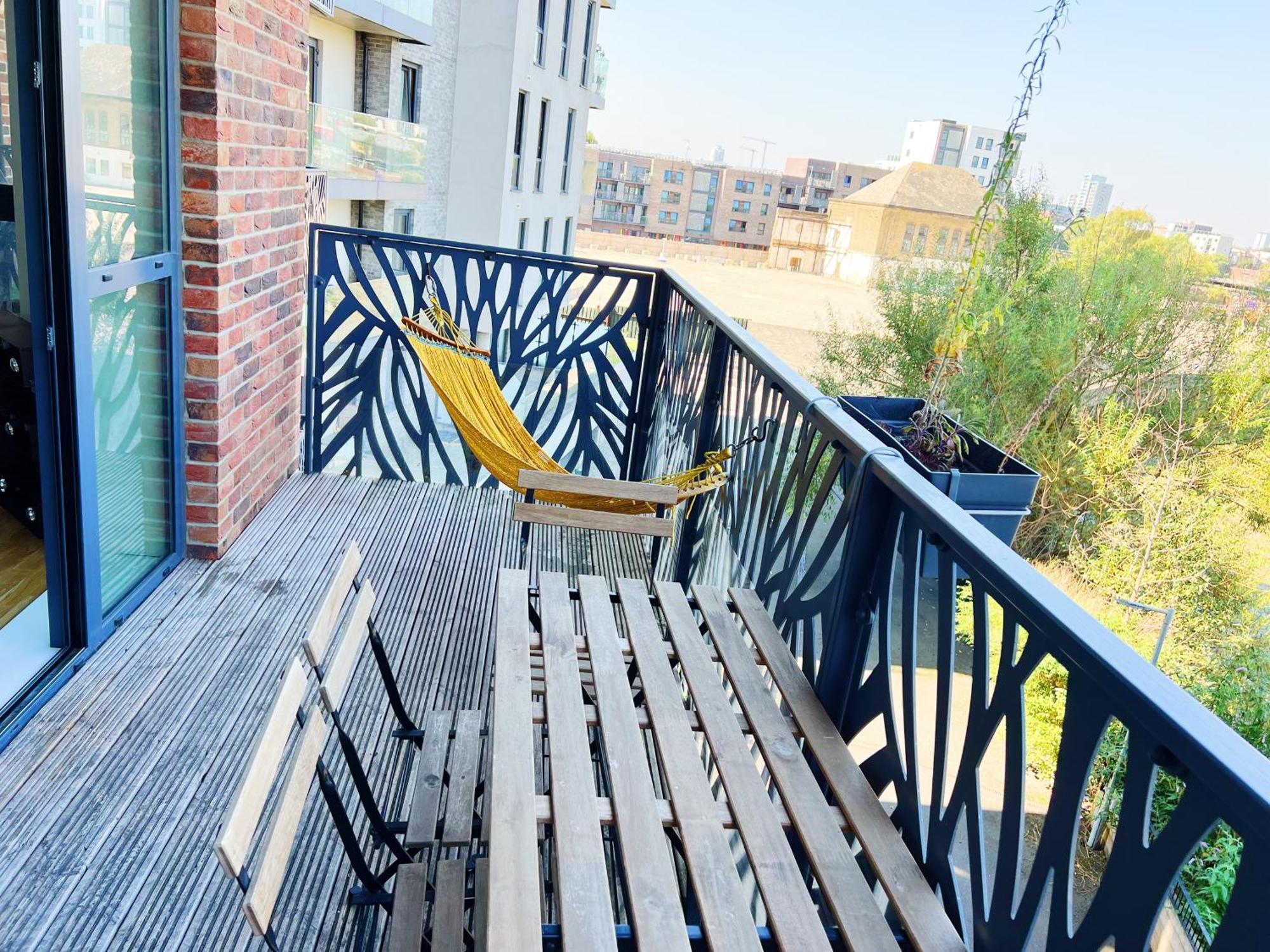 Apartment Stunning Riverside View Apartment, Near Canary Wharf & O2