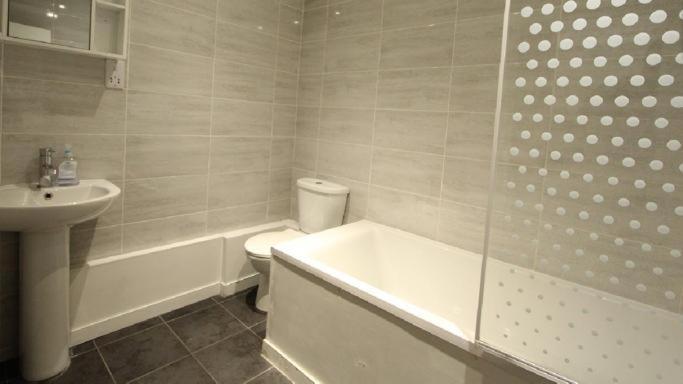 Redecorated Double With Shared Bathroom -rm3 Guest house