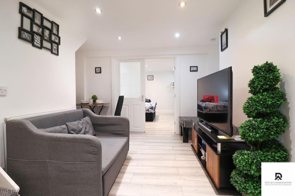 Den & Short Lets Greenwich - 3 Bed House *