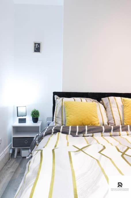 Den & Short Lets Greenwich - 3 Bed House Apartment