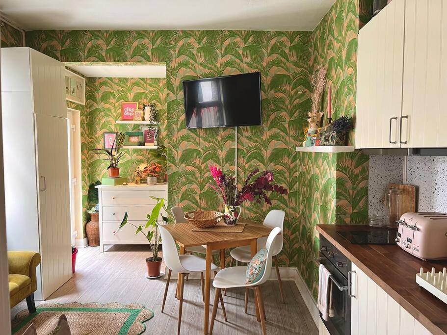 Apartment With Cosy Garden In London