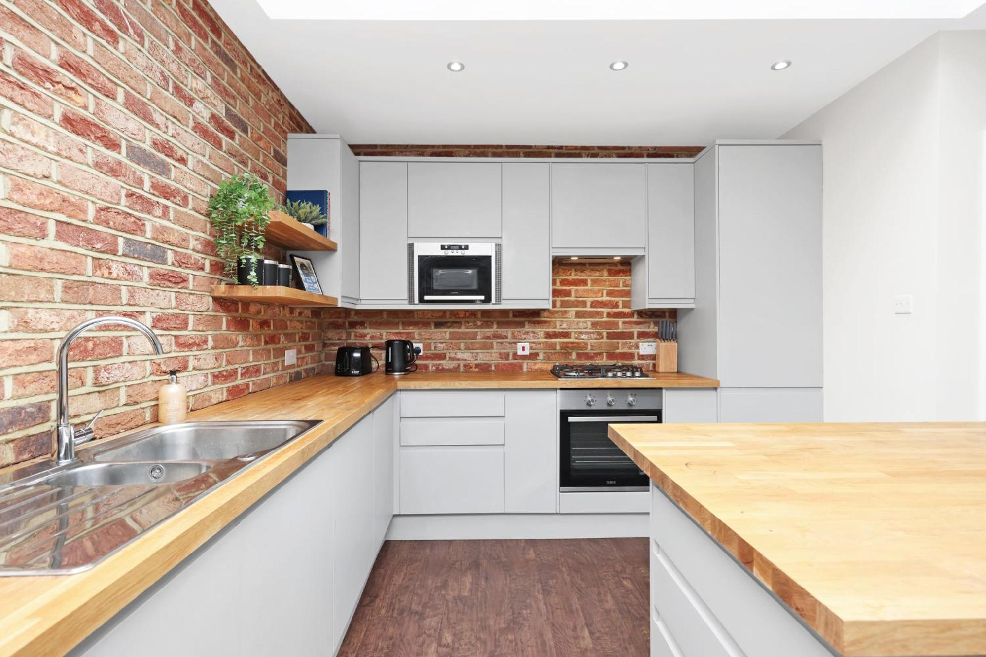 Luxury 3 Bedroom House In Limehouse, Close To City! Sleeps 6-8! Apartment *