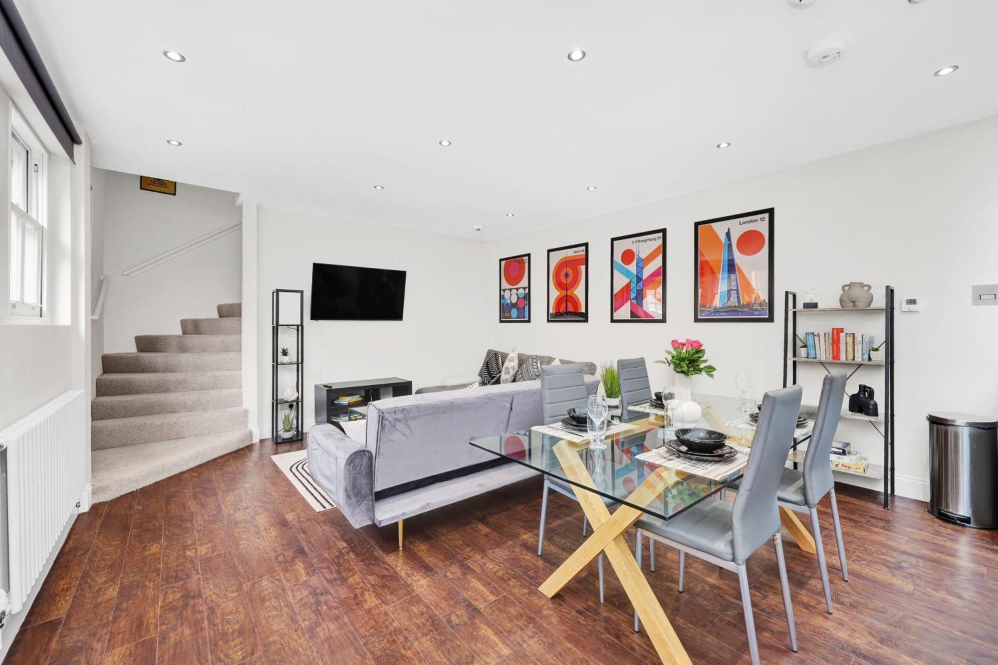 Luxury 3 Bedroom House In Limehouse, Close To City! Sleeps 6-8! London