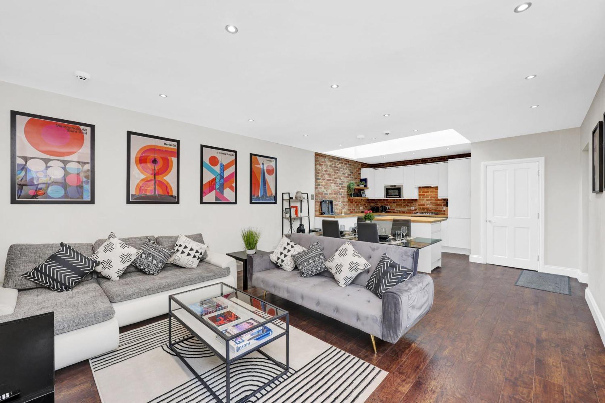 Luxury 3 Bedroom House In Limehouse, Close To City! Sleeps 6-8! Apartment