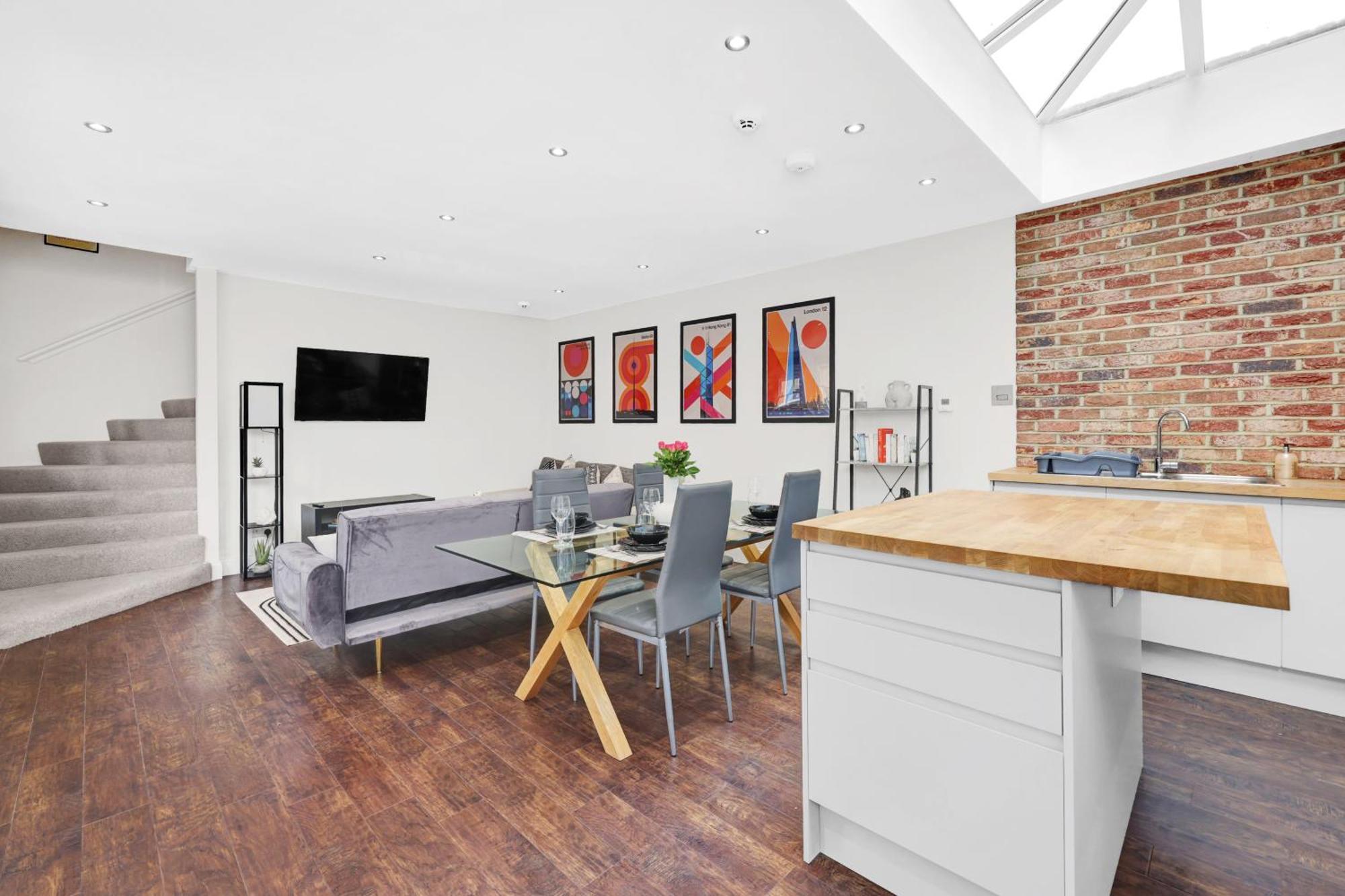Luxury 3 Bedroom House In Limehouse, Close To City! Sleeps 6-8! Apartment *