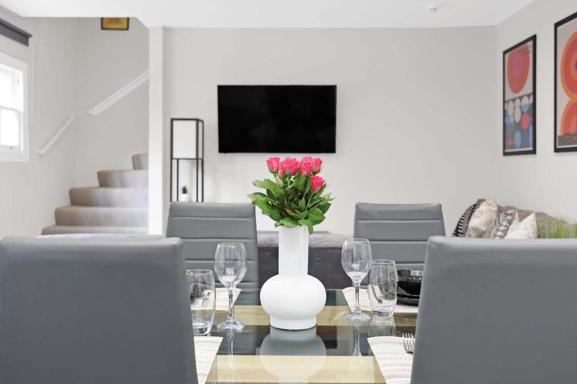Luxury 3 Bedroom House In Limehouse, Close To City! Sleeps 6-8! * London