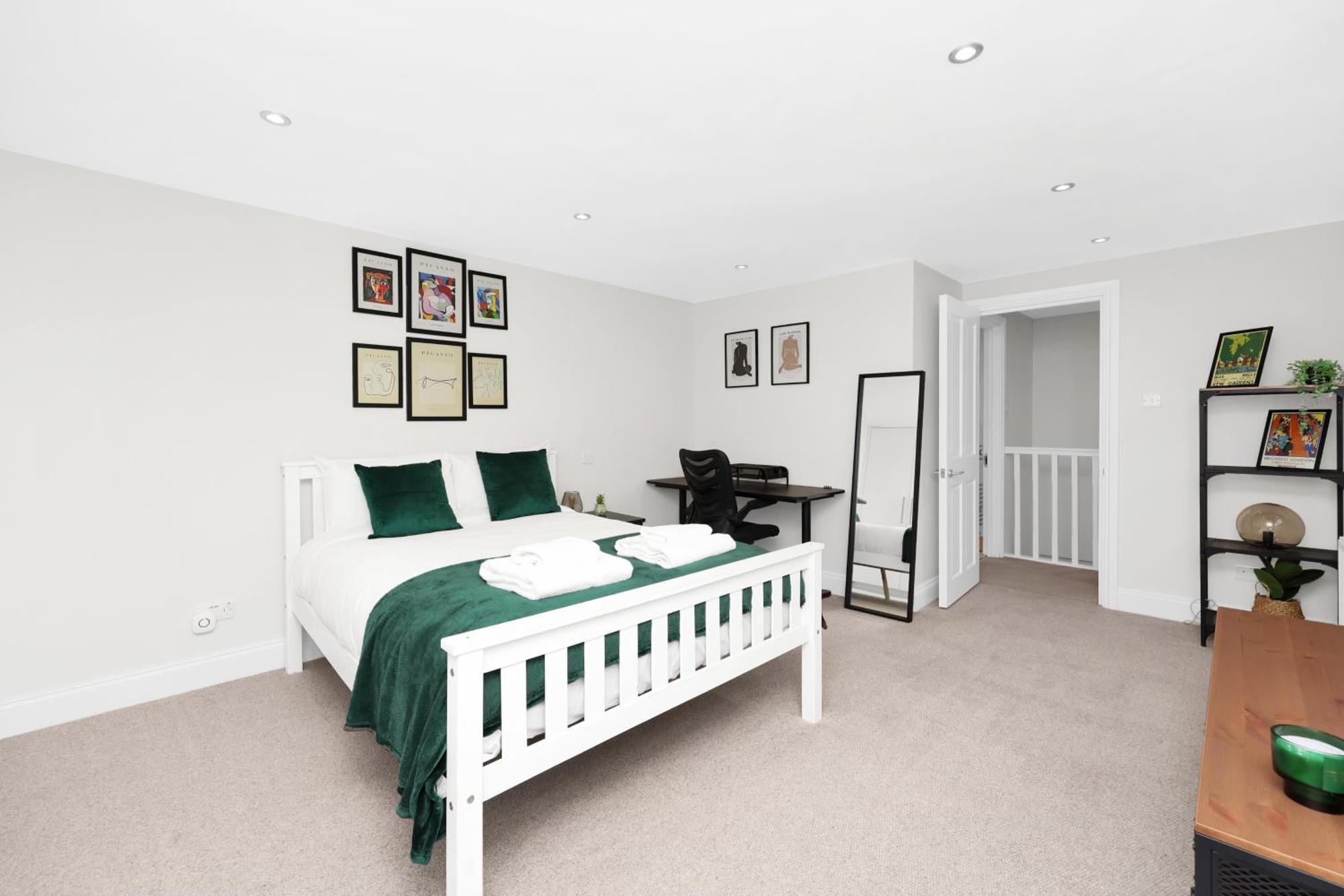 Luxury 3 Bedroom House In Limehouse, Close To City! Sleeps 6-8! London