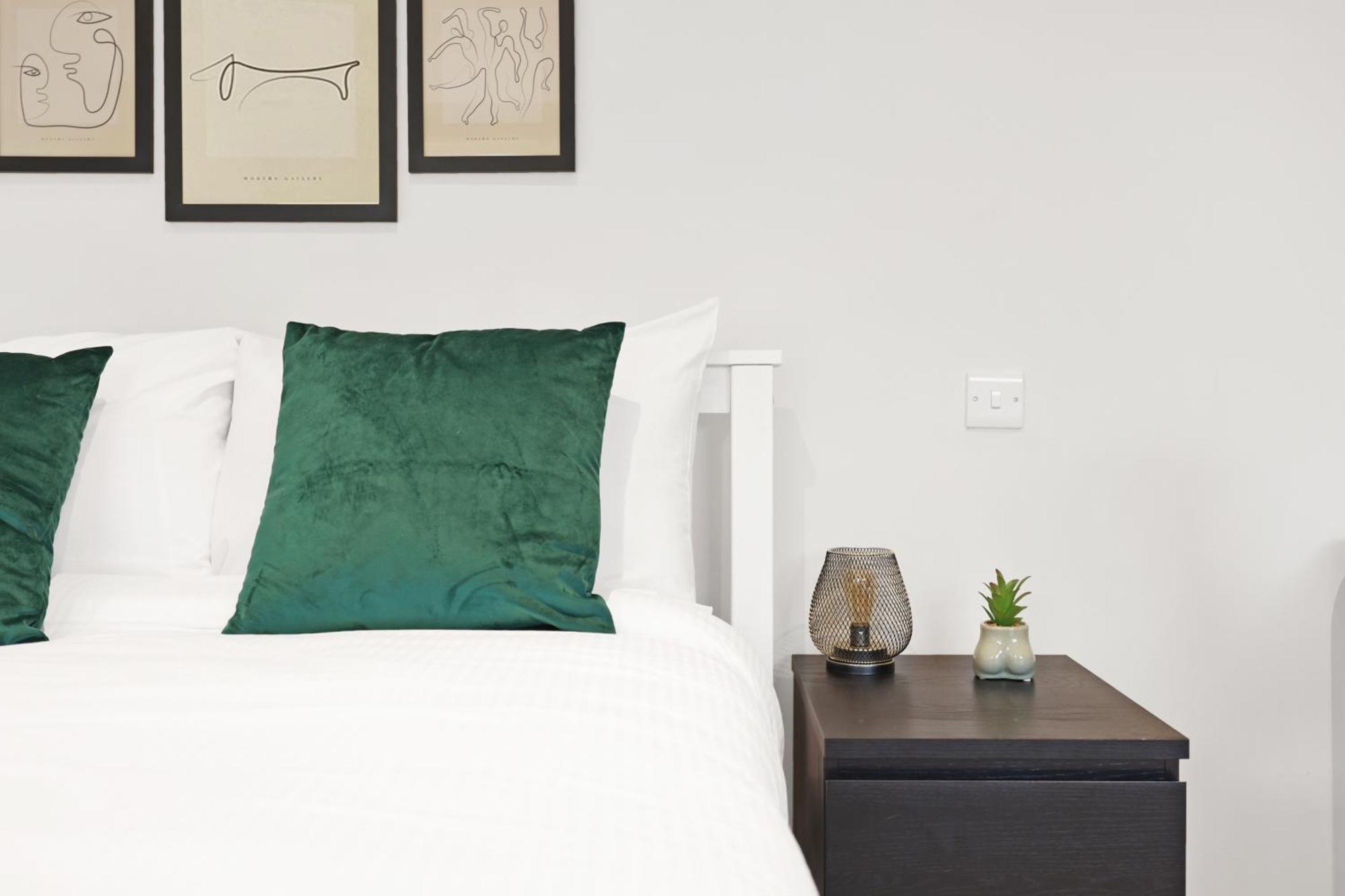 Luxury 3 Bedroom House In Limehouse, Close To City! Sleeps 6-8! Apartment