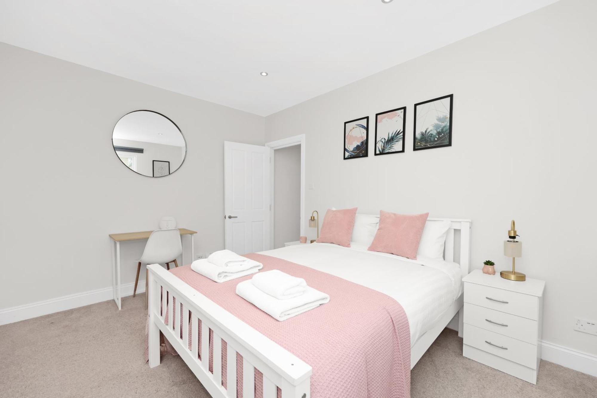 Luxury 3 Bedroom House In Limehouse, Close To City! Sleeps 6-8! Apartment *