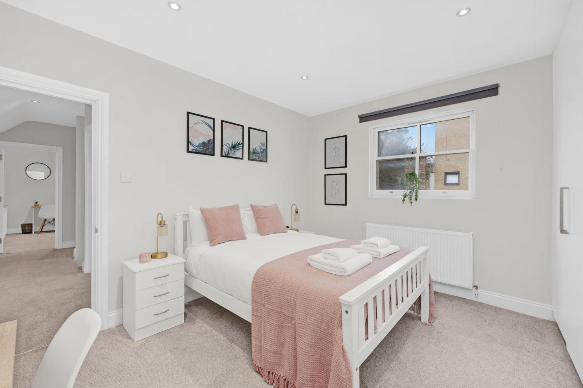Luxury 3 Bedroom House In Limehouse, Close To City! Sleeps 6-8! Apartment London
