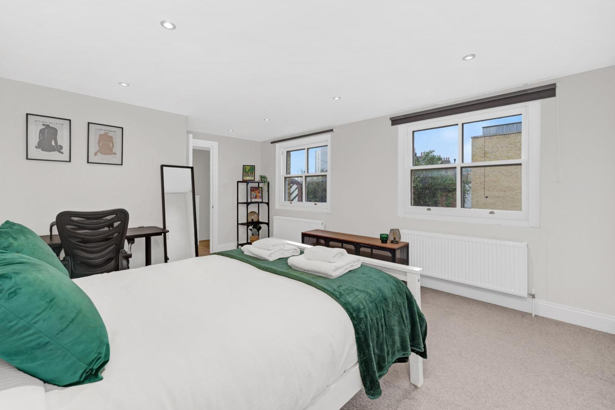 Luxury 3 Bedroom House In Limehouse, Close To City! Sleeps 6-8! Apartment *