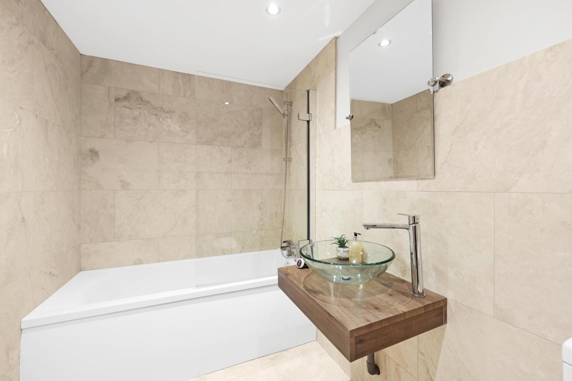 Luxury 3 Bedroom House In Limehouse, Close To City! Sleeps 6-8! Apartment London